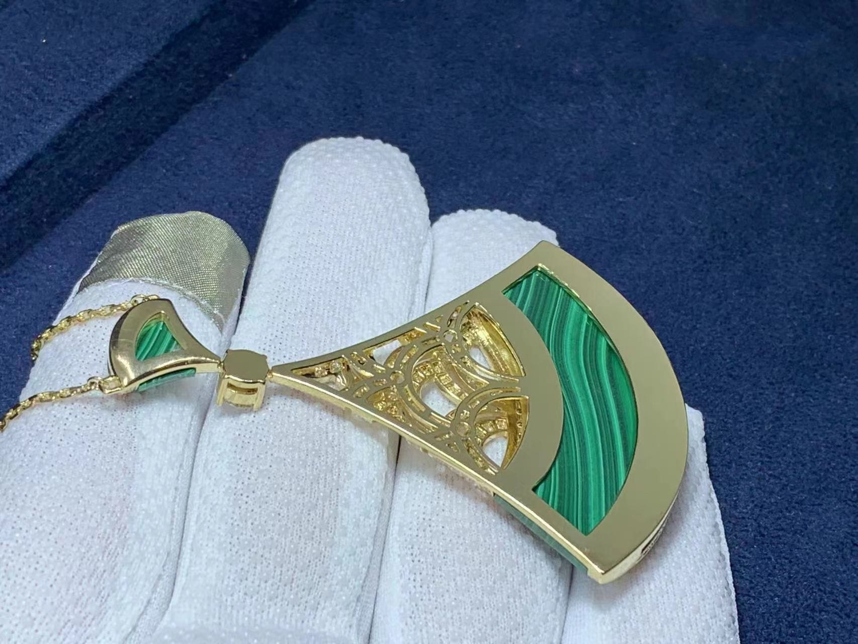 bulgari divas dream 18k yellow gold malachite and diamonds large pendant necklace 3