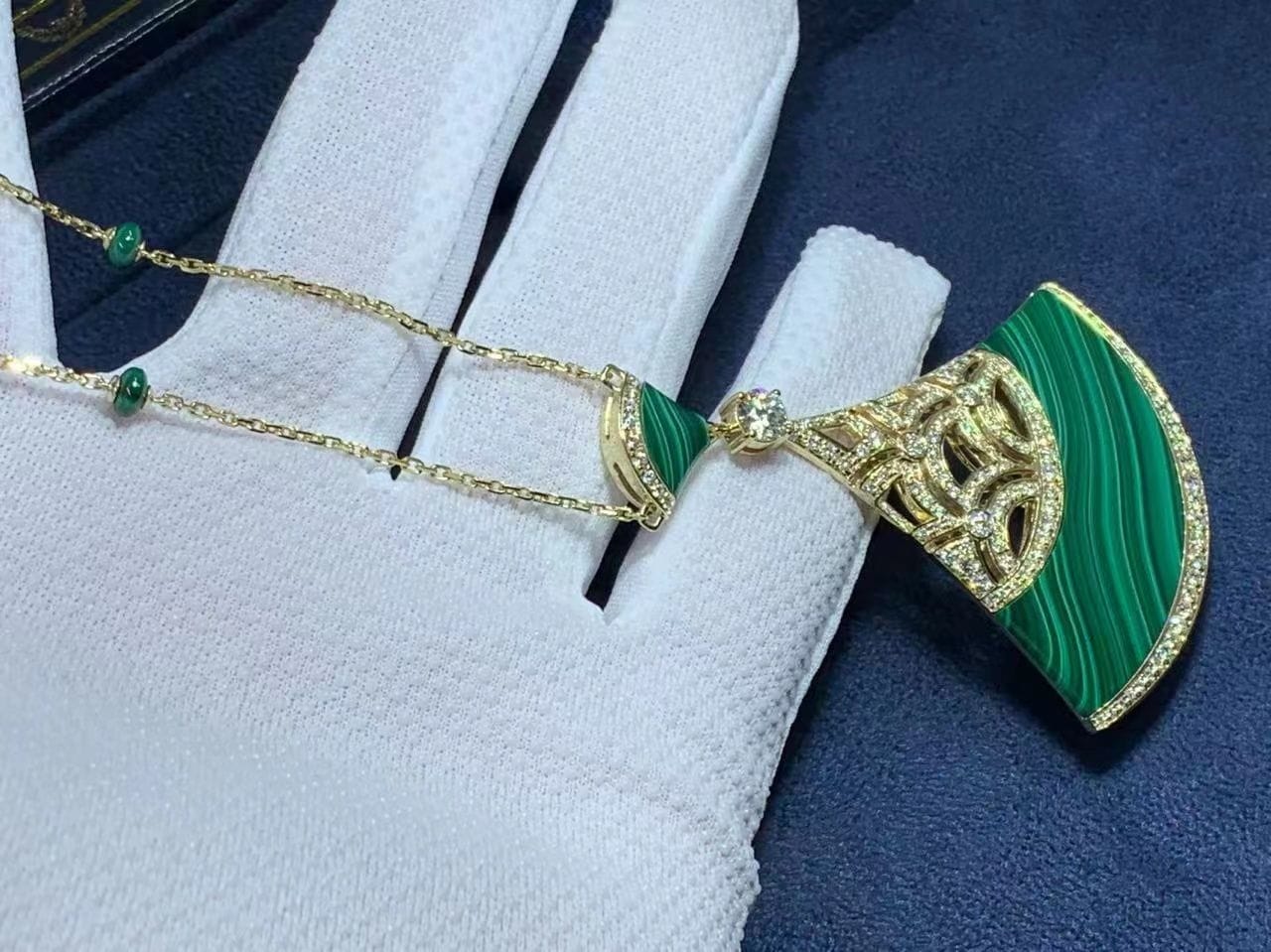 bulgari divas dream 18k yellow gold malachite and diamonds large pendant necklace 5