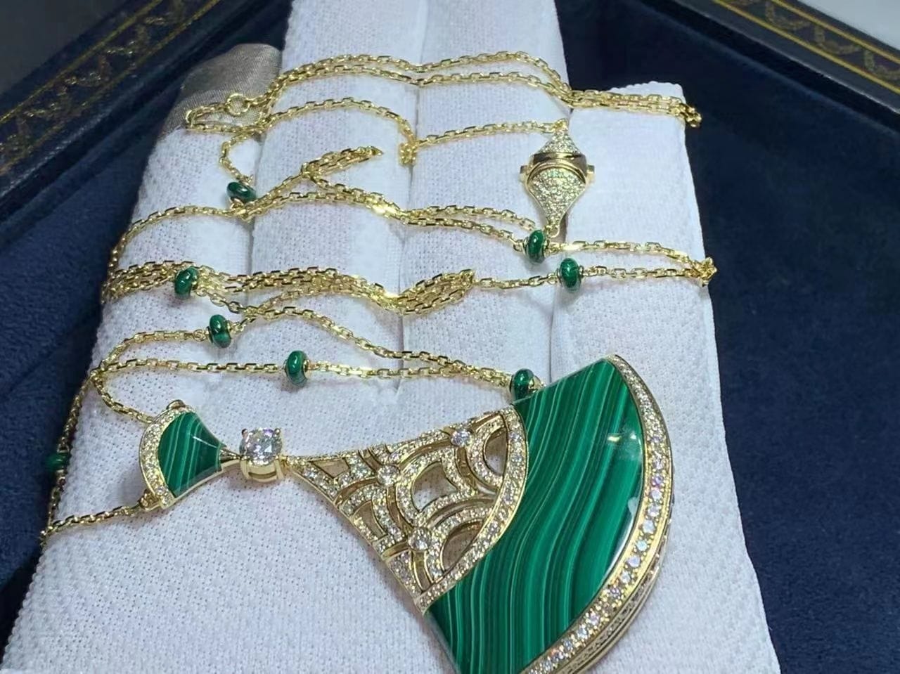 bulgari divas dream 18k yellow gold malachite and diamonds large pendant necklace 6