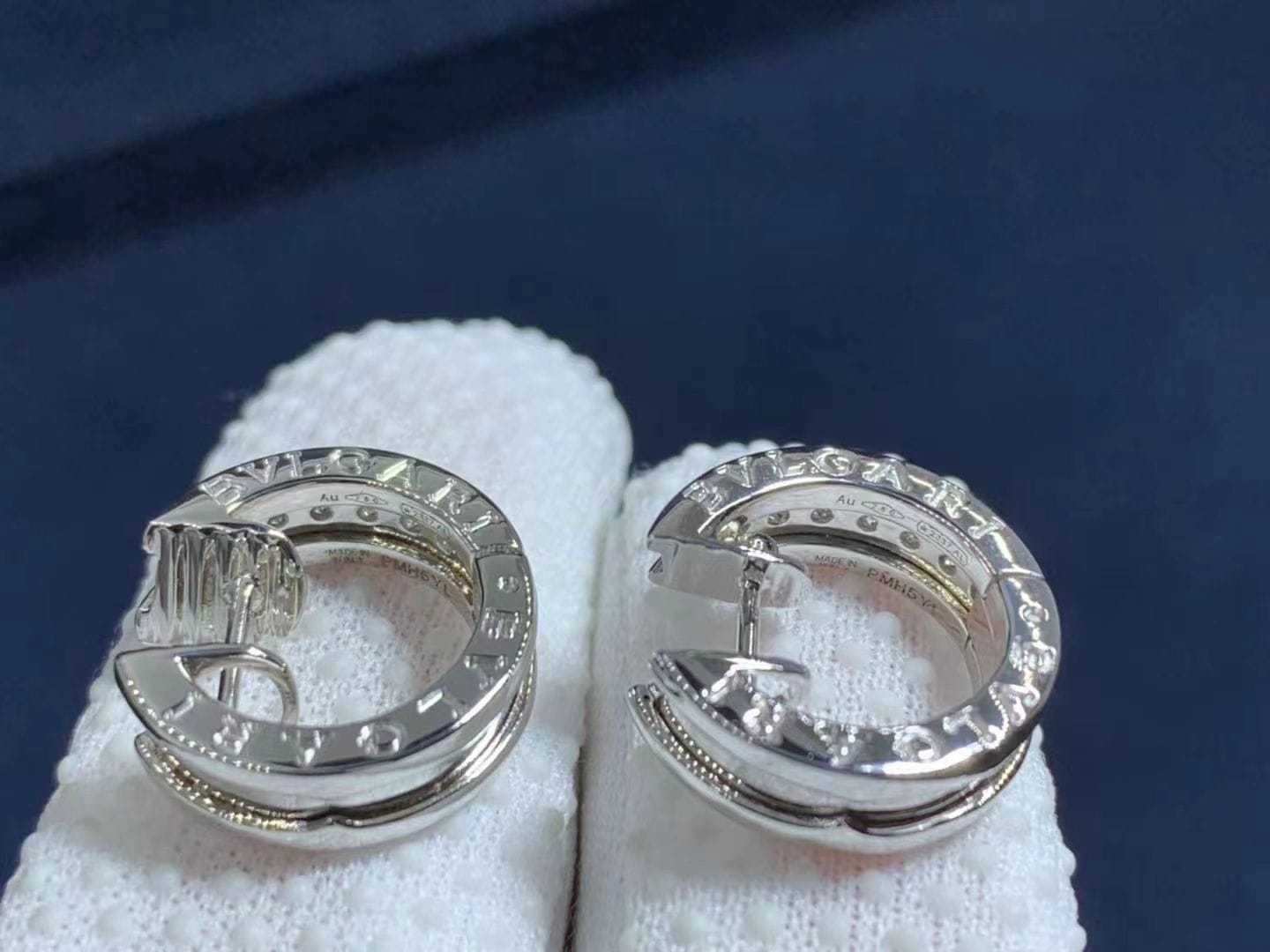 bvlgari b.zero1 small 18 kt white gold set with pave diamonds on the spiral hoop earrings 2