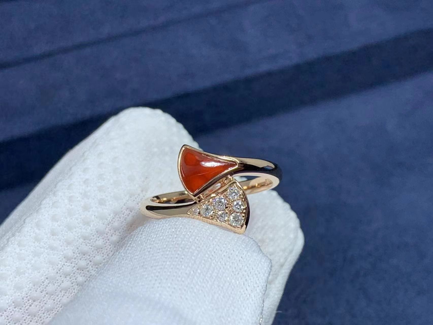 bvlgari divas dream 18 kt rose gold set with carnelian element and pave diamonds ring 4