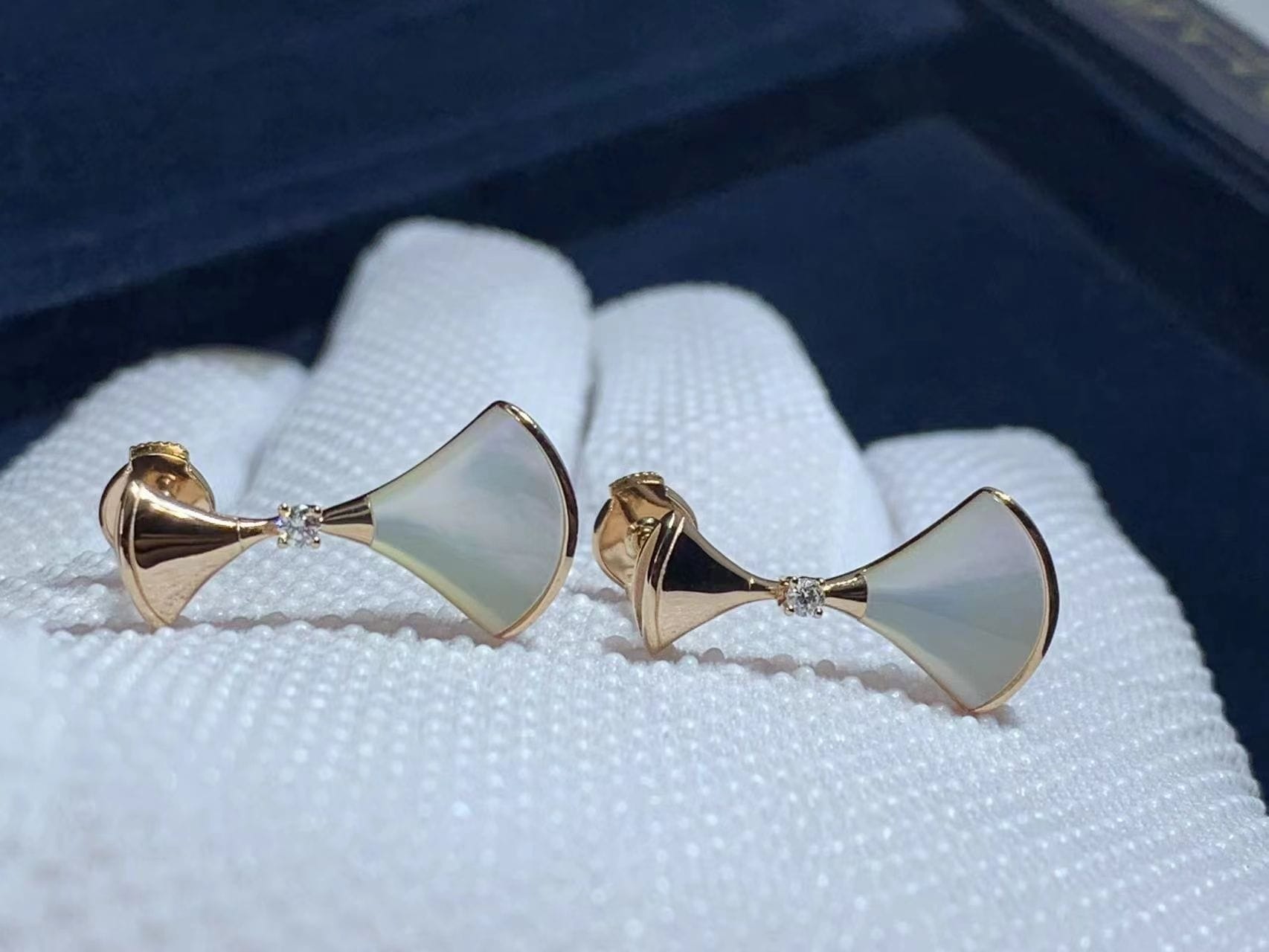 bvlgari divas dream 18k rose gold set with mother of pearl elements diamonds earrings 3
