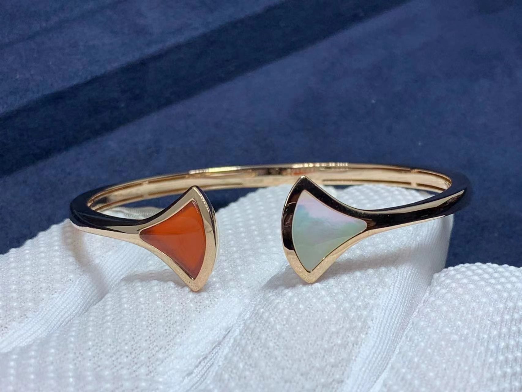 bvlgari divas dream carnelian mother of pearl 18k rose gold open cuff bracelet 3