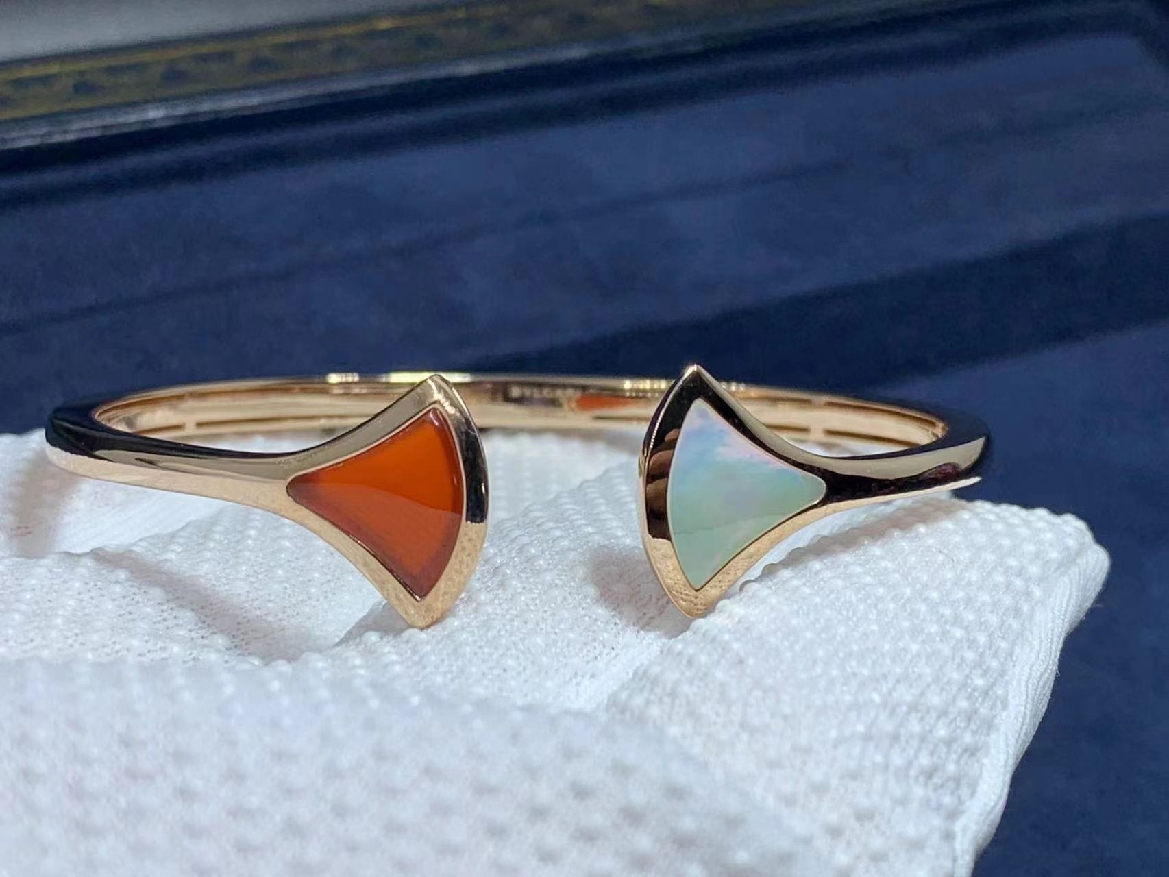 bvlgari divas dream carnelian mother of pearl 18k rose gold open cuff bracelet 4