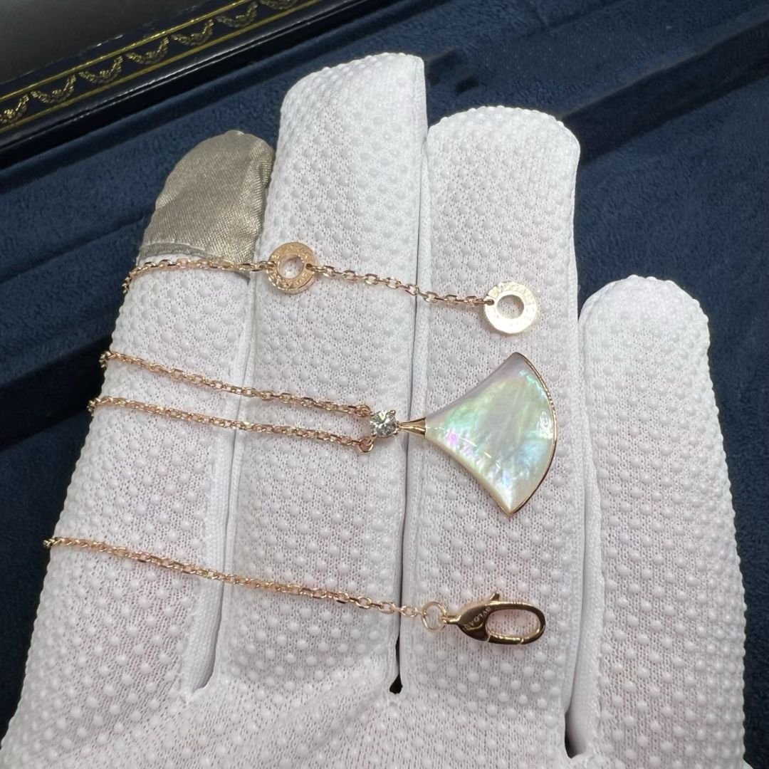 bvlgari divas dream diamond mother of pearl 18k rose gold pendant necklace 1