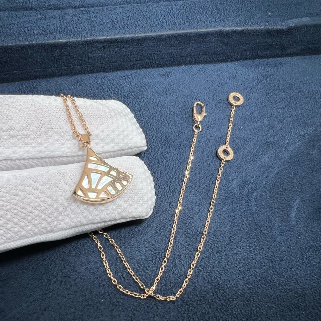 bvlgari divas dream diamond mother of pearl 18k rose gold pendant necklace 3