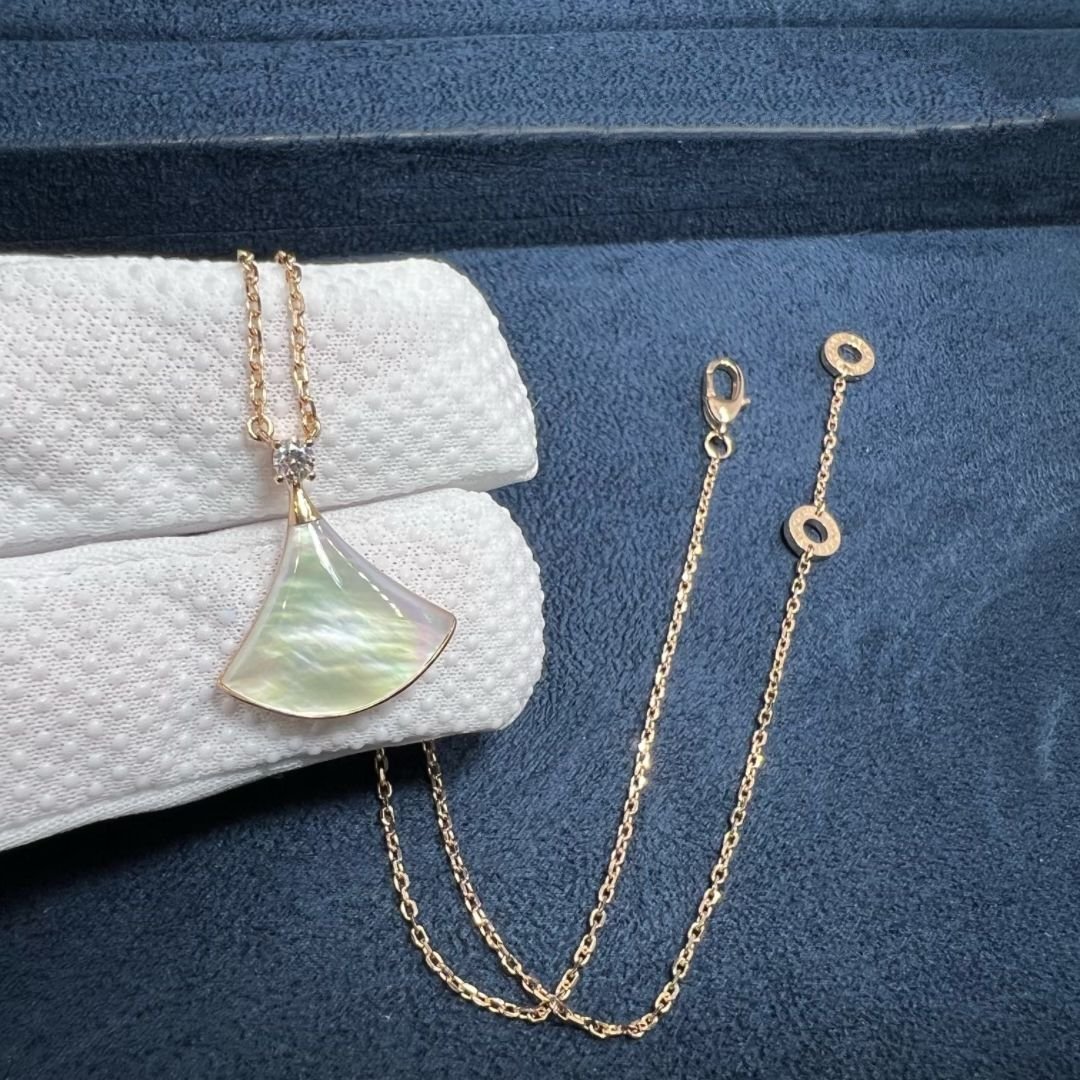 bvlgari divas dream diamond mother of pearl 18k rose gold pendant necklace 4