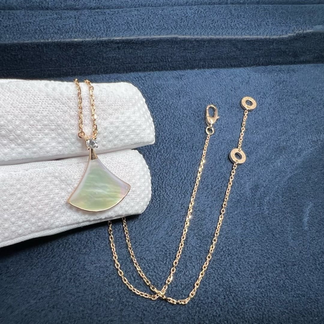 bvlgari divas dream diamond mother of pearl 18k rose gold pendant necklace 5