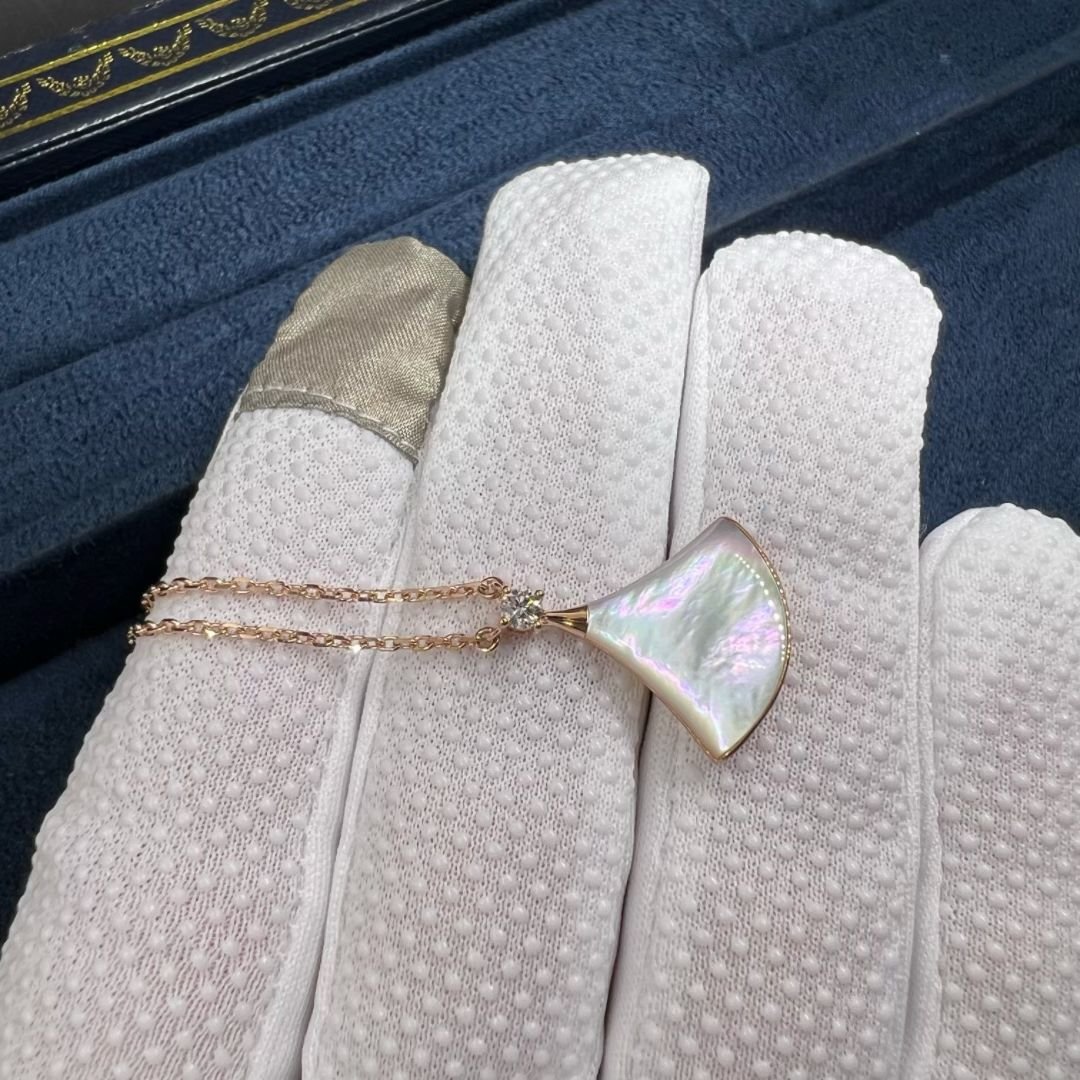 bvlgari divas dream diamond mother of pearl 18k rose gold pendant necklace