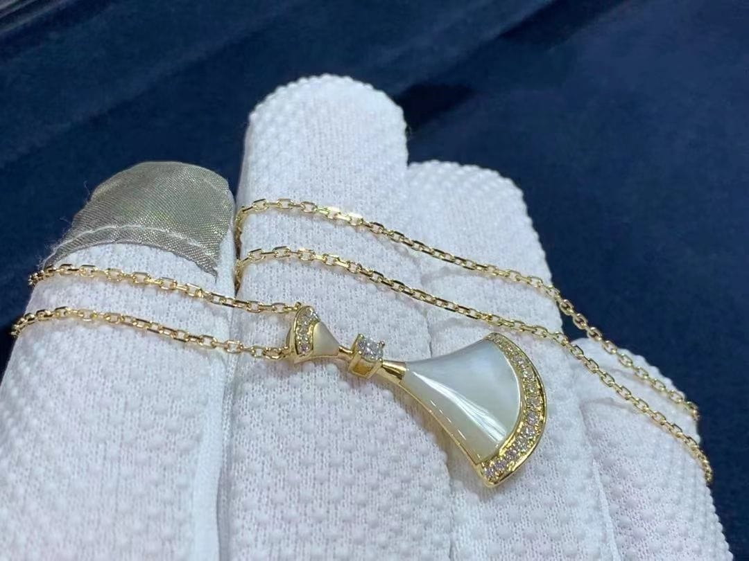 bvlgari divas dream mother of pearl diamond 18k yellow gold necklace 356452 1