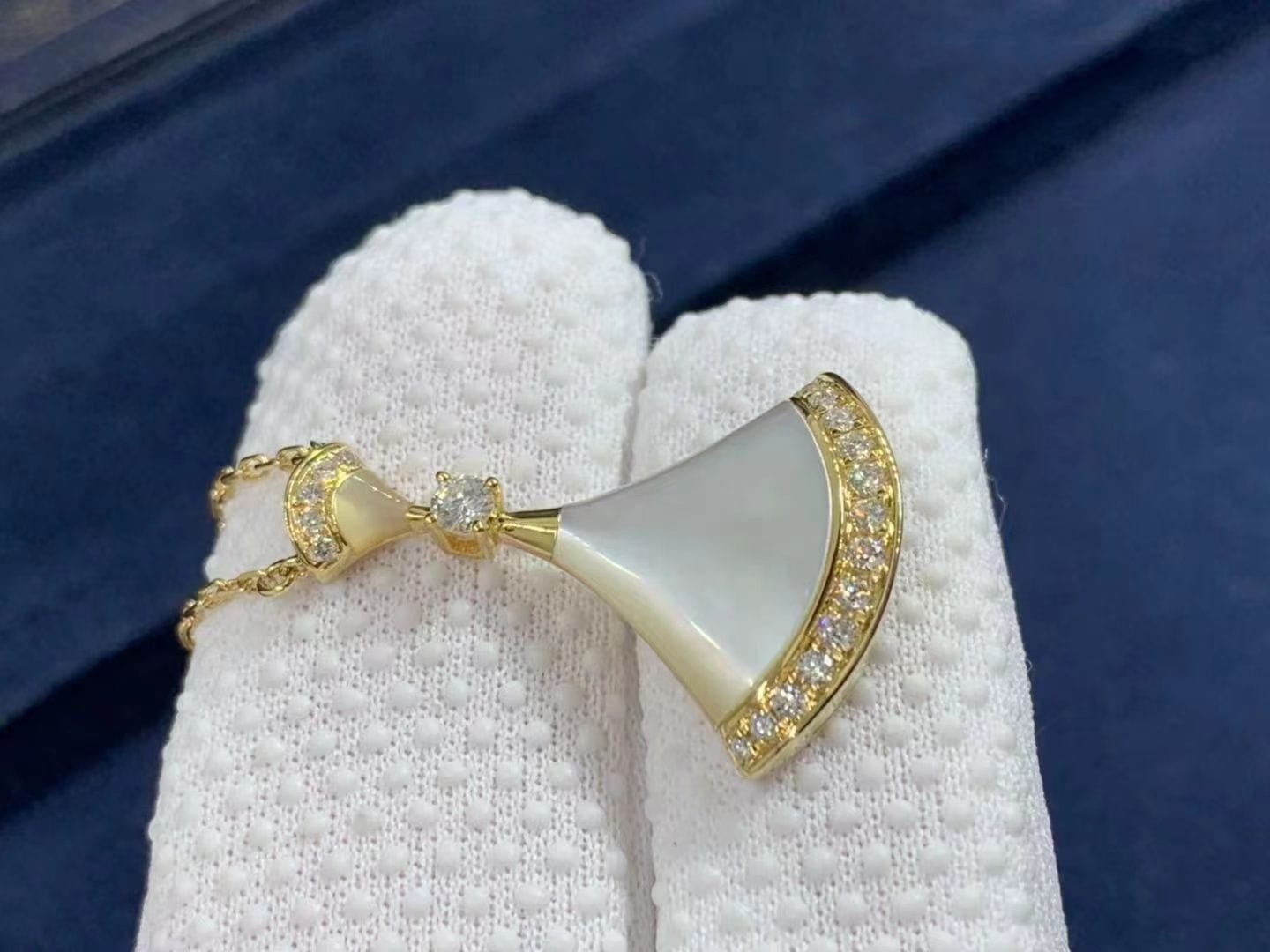 bvlgari divas dream mother of pearl diamond 18k yellow gold necklace 356452 2