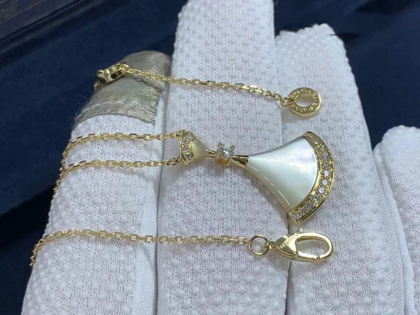 bvlgari divas dream mother of pearl diamond 18k yellow gold necklace 356452 3