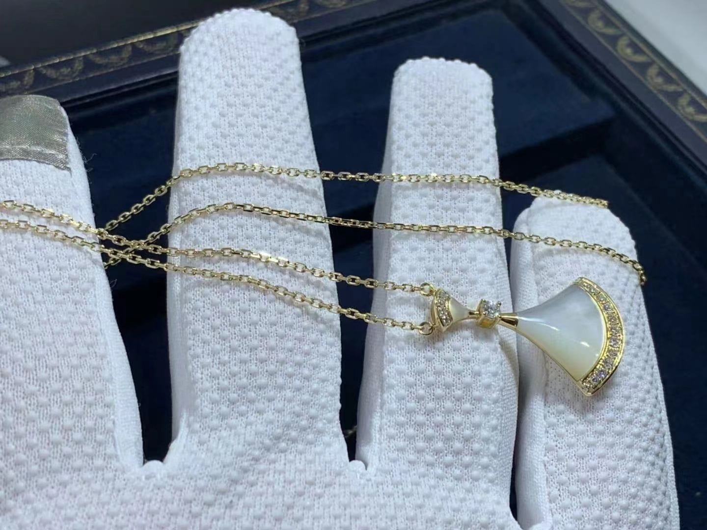 bvlgari divas dream mother of pearl diamond 18k yellow gold necklace 356452 4