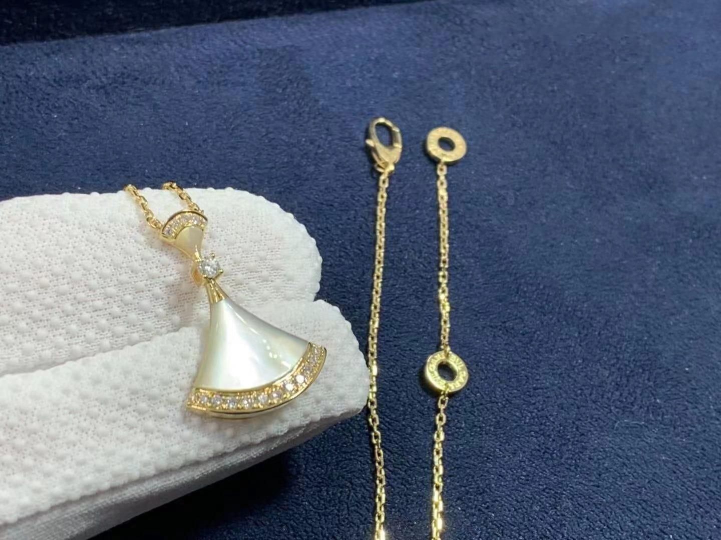 bvlgari divas dream mother of pearl diamond 18k yellow gold necklace 356452 5