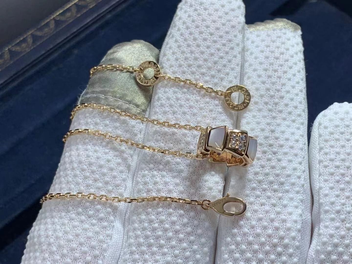 bvlgari serpenti viper 18k rose gold diamond mother of pearl pendant necklace 357095 4