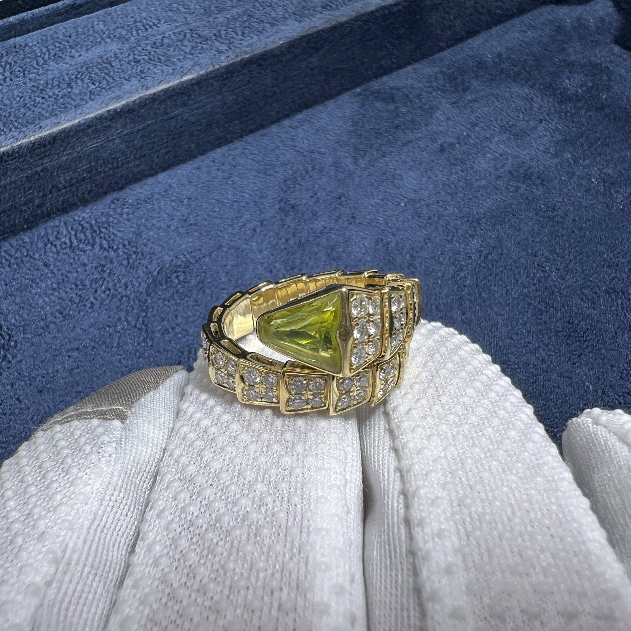 bvlgari serpenti viper 18k yellow gold full pave diamonds peridot one coil ring an856157 2 scaled
