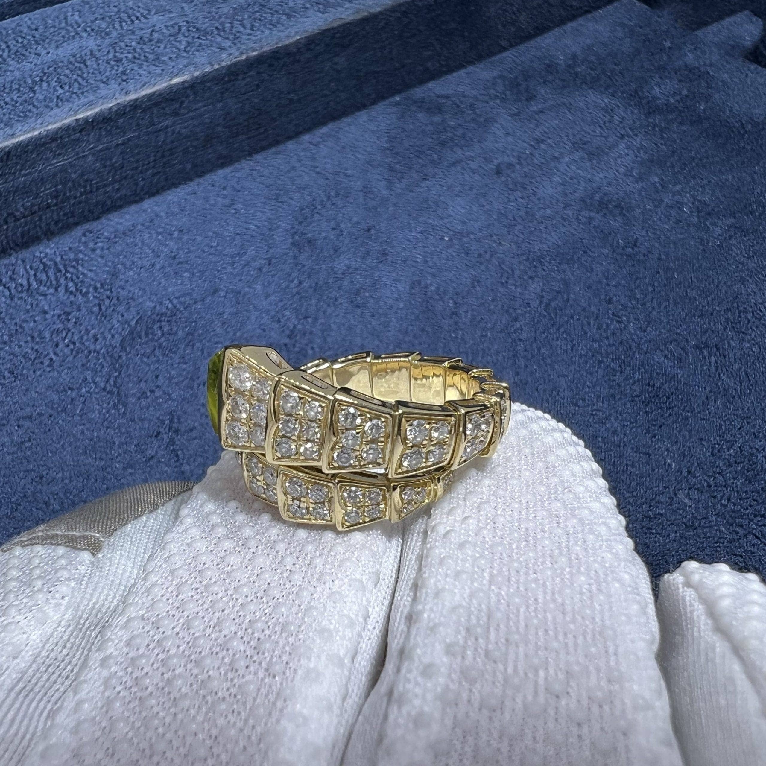 bvlgari serpenti viper 18k yellow gold full pave diamonds peridot one coil ring an856157 3 scaled