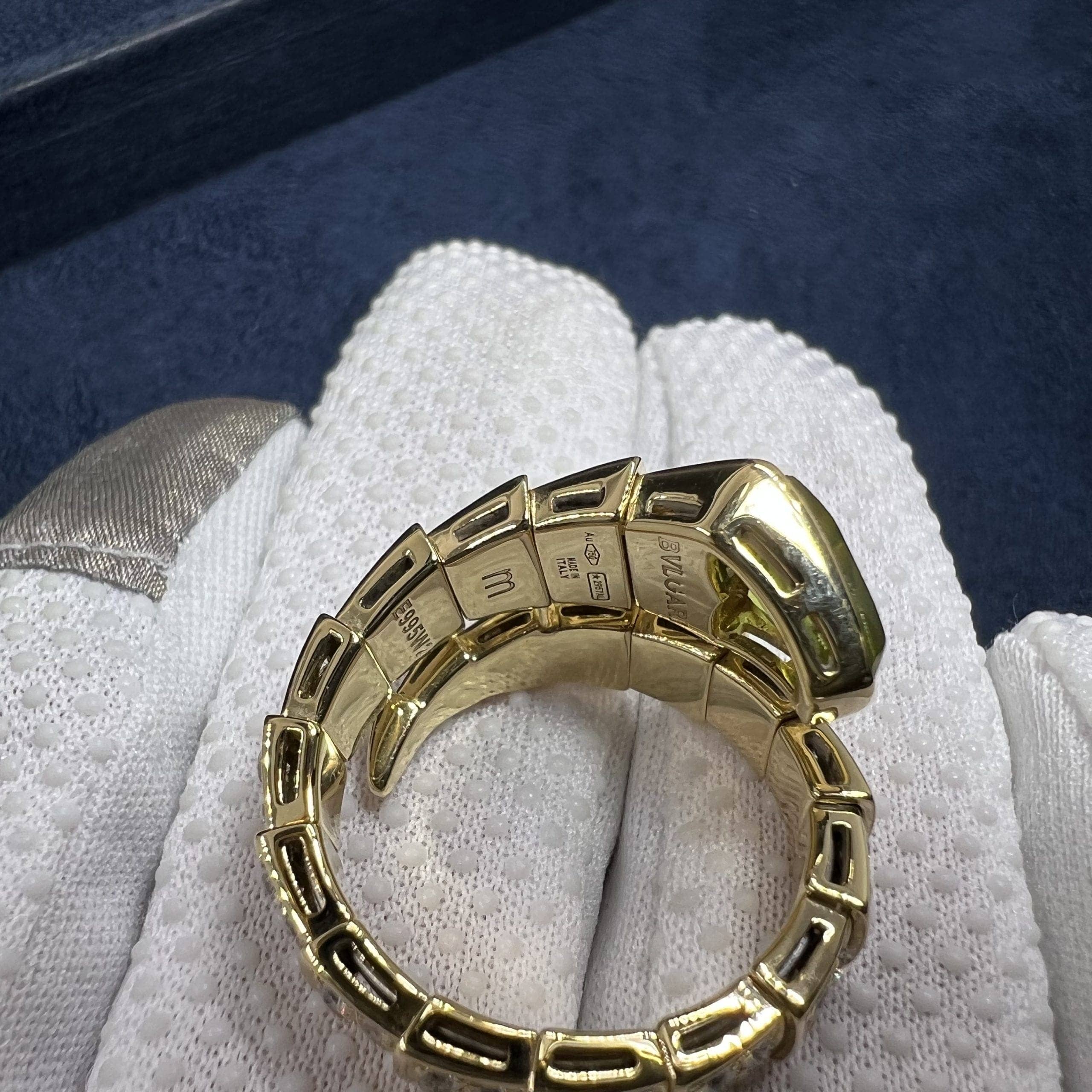 bvlgari serpenti viper 18k yellow gold full pave diamonds peridot one coil ring an856157 4 scaled