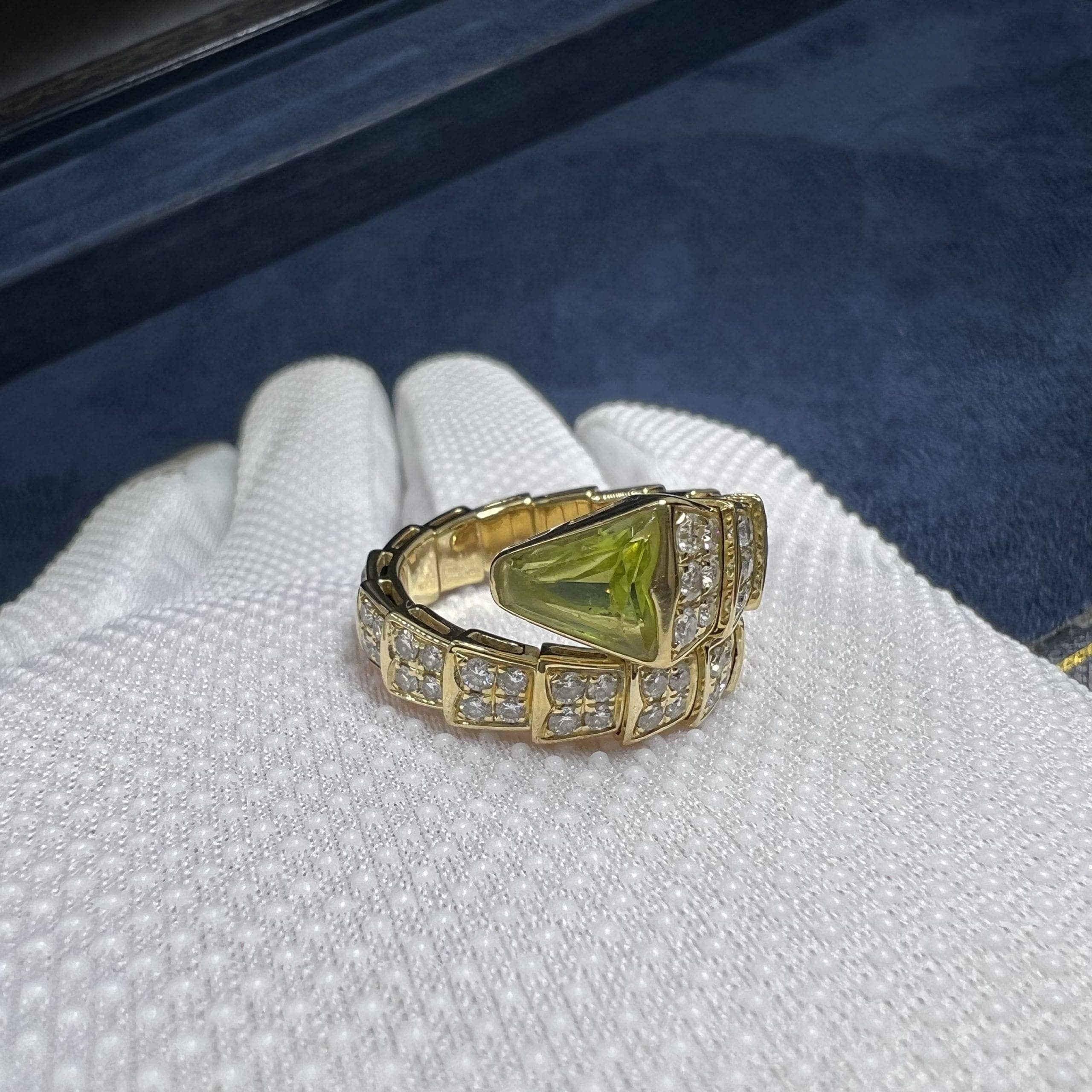 bvlgari serpenti viper 18k yellow gold full pave diamonds peridot one coil ring an856157 6 scaled