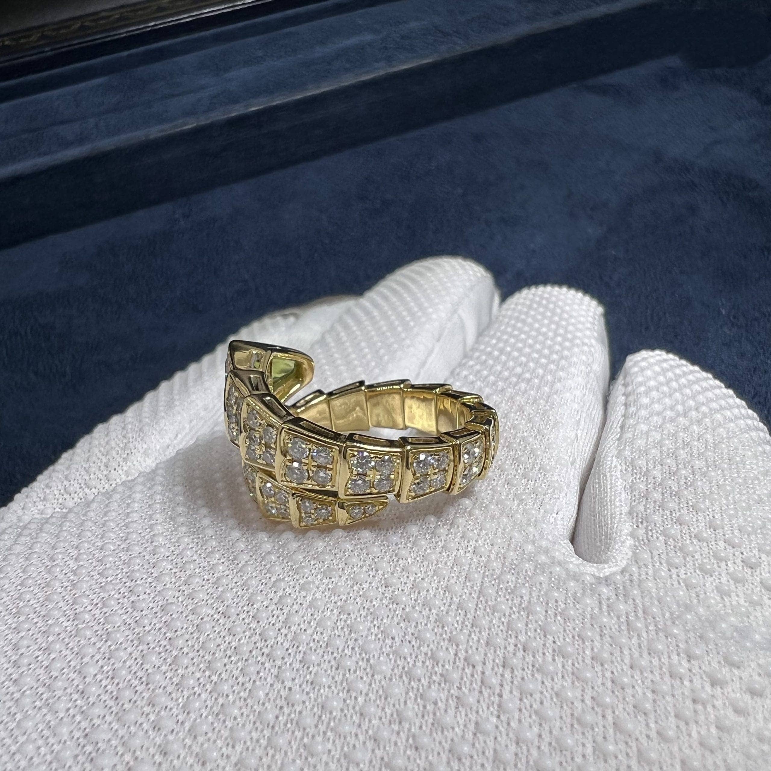 bvlgari serpenti viper 18k yellow gold full pave diamonds peridot one coil ring an856157 7 scaled
