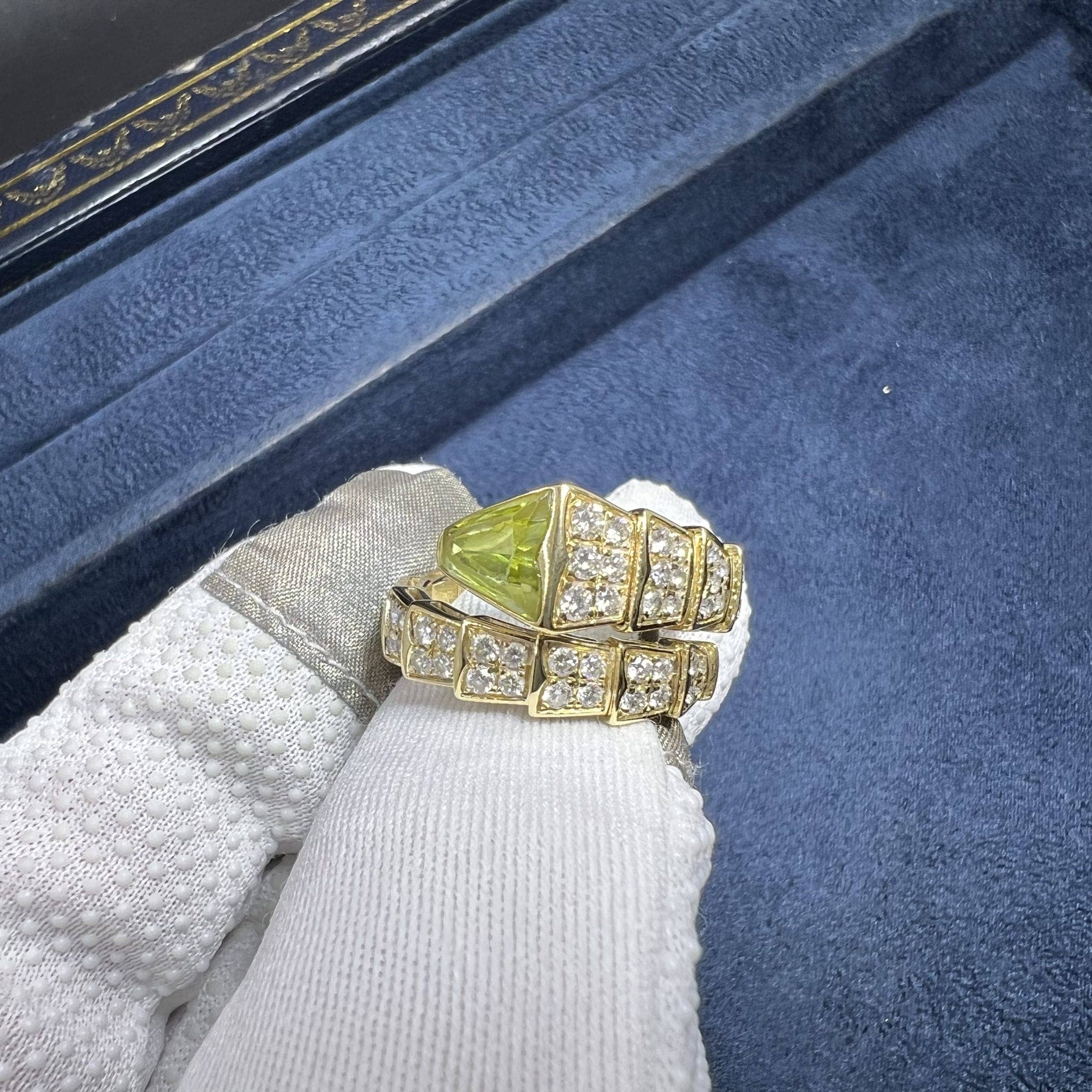 bvlgari serpenti viper 18k yellow gold full pave diamonds peridot one coil ring an856157 scaled