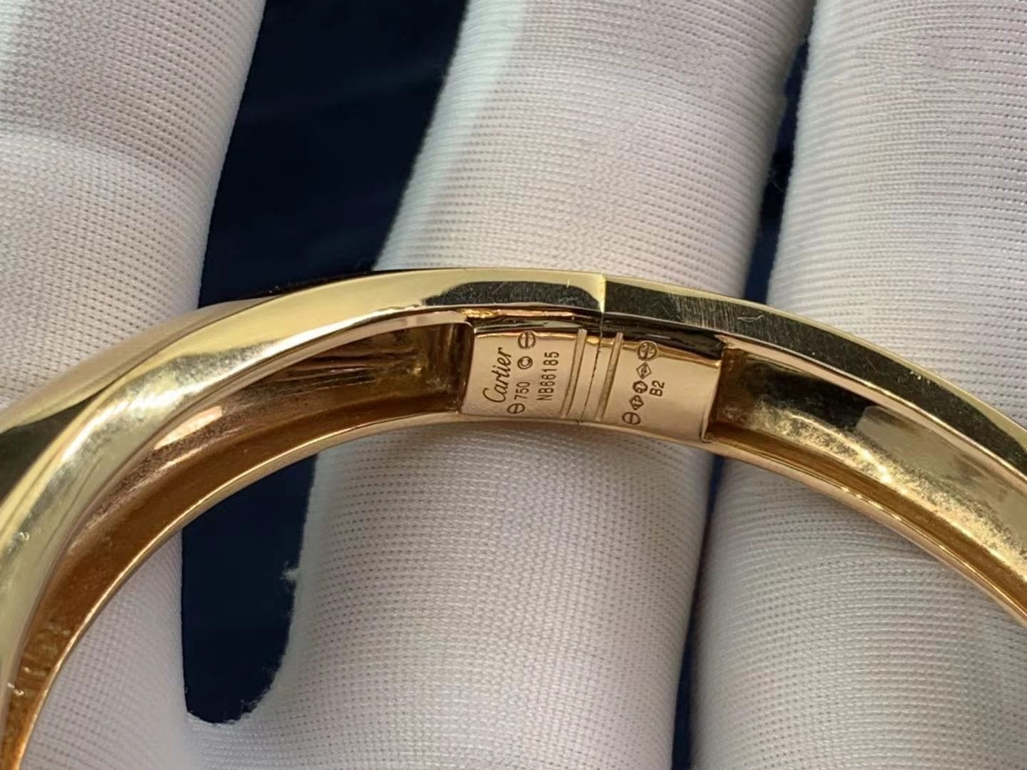 cartier 18k yellow gold diamonds emeralds onyx panthere de cartier bracelet n6035317 1