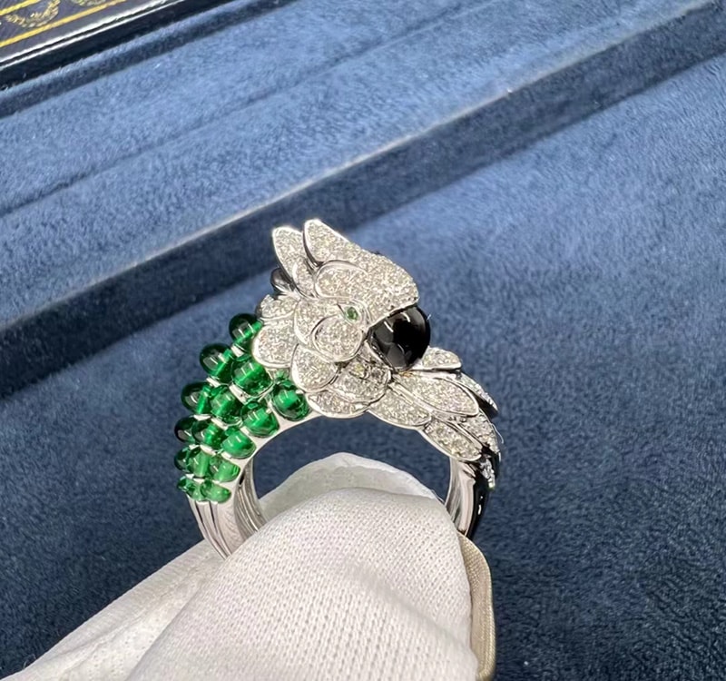 cartier les oiseaux liberes 18k white gold emearls and diamonds parrot ring