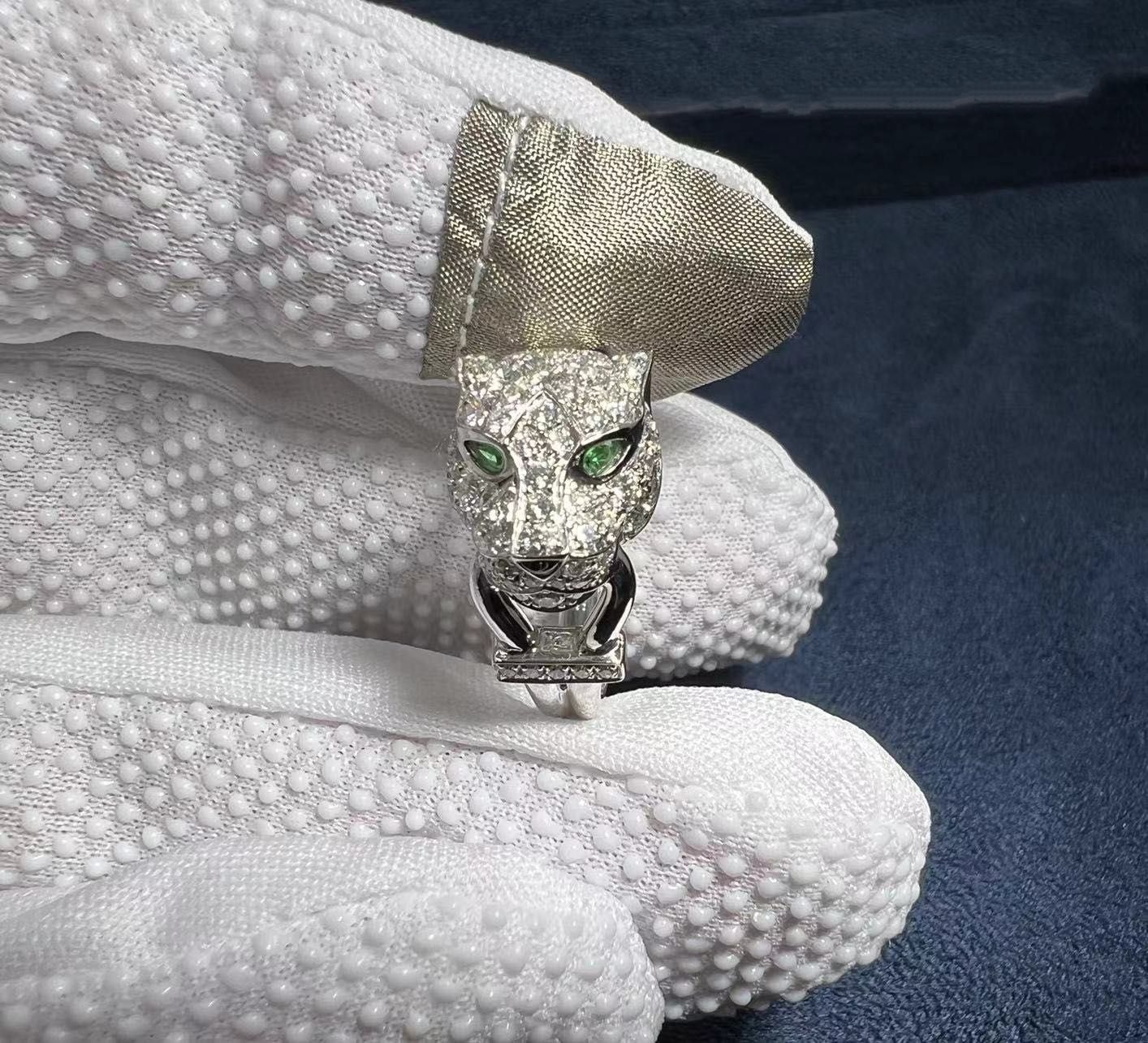 cartier panthere de cartier white gold emeralds onyx ring n4244700 1