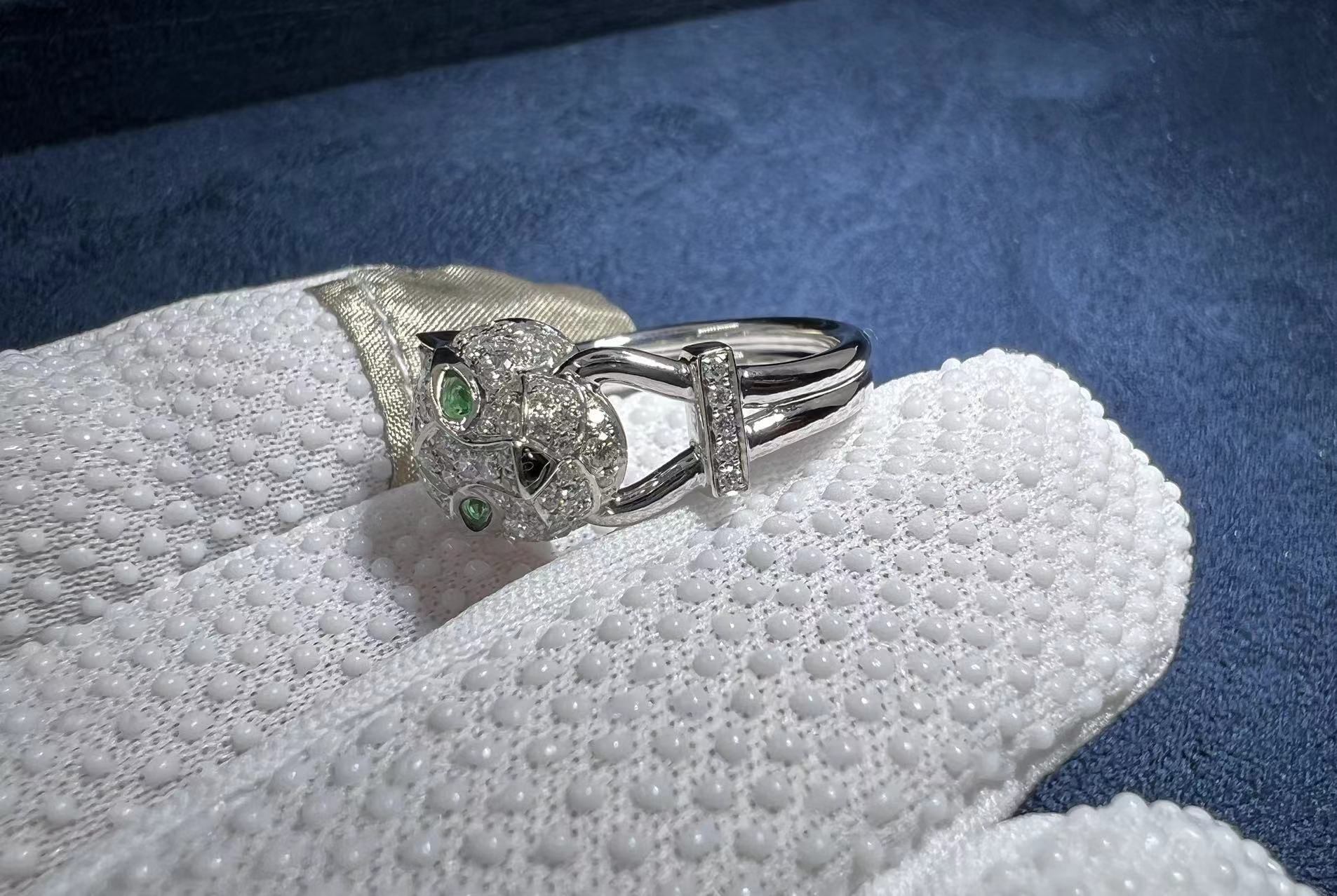 cartier panthere de cartier white gold emeralds onyx ring n4244700 3