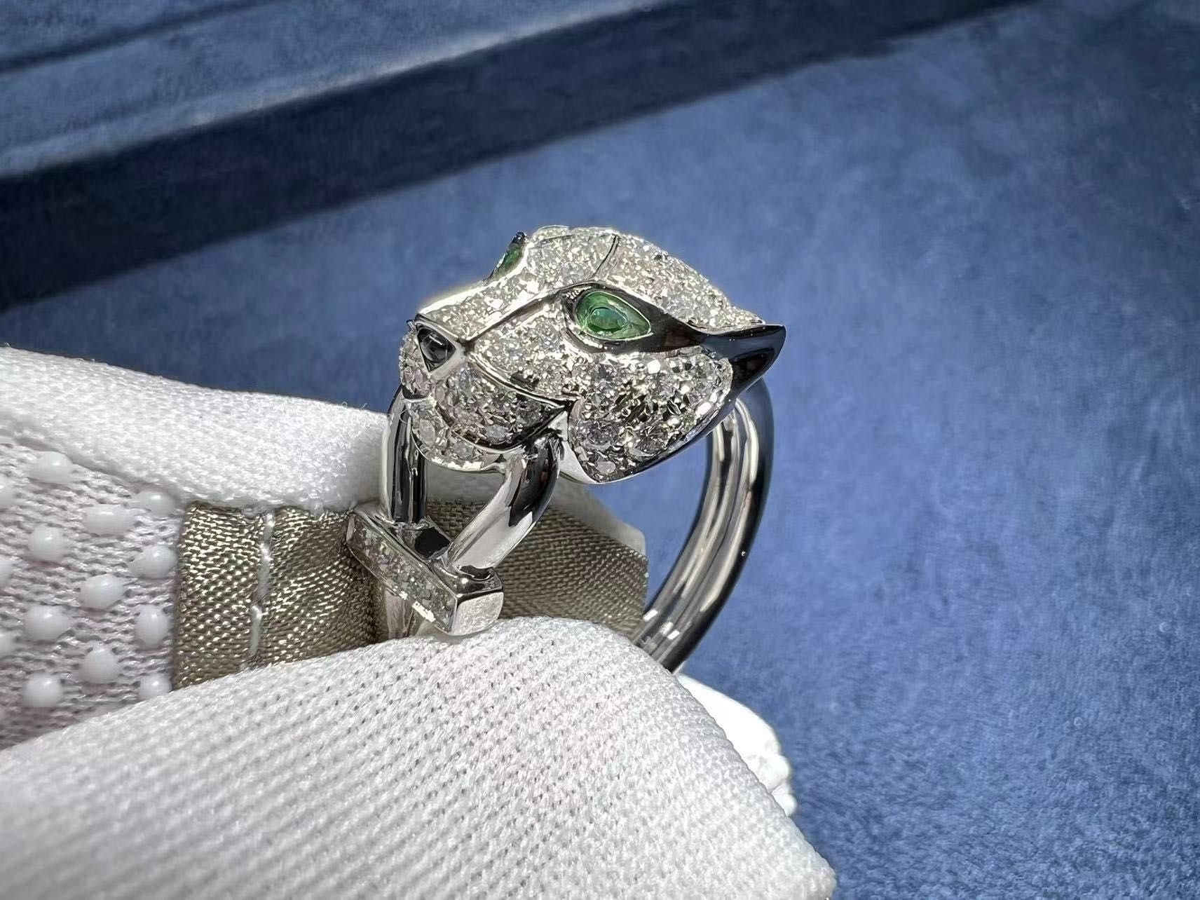 cartier panthere de cartier white gold emeralds onyx ring n4244700 5
