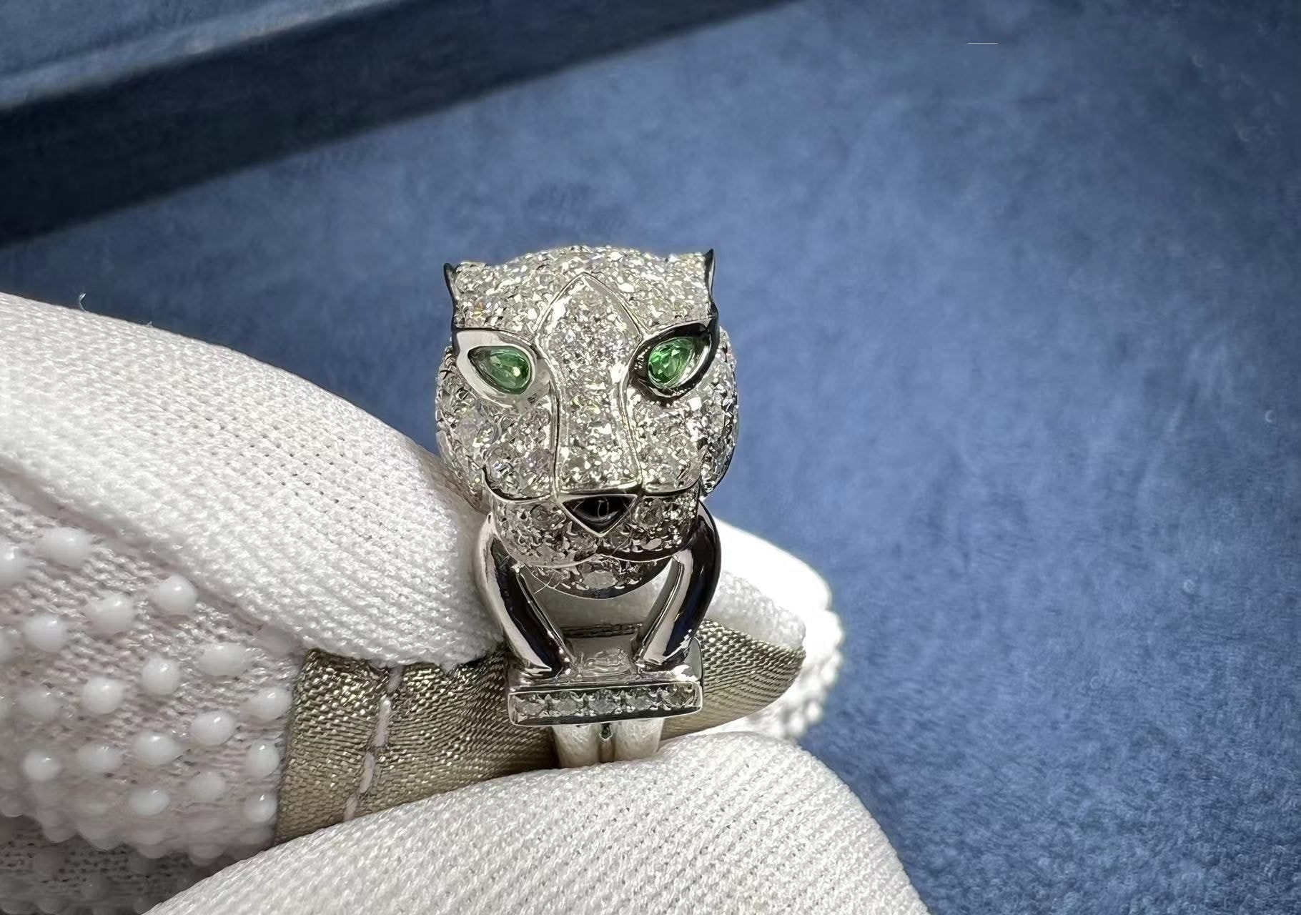 cartier panthere de cartier white gold emeralds onyx ring n4244700 6