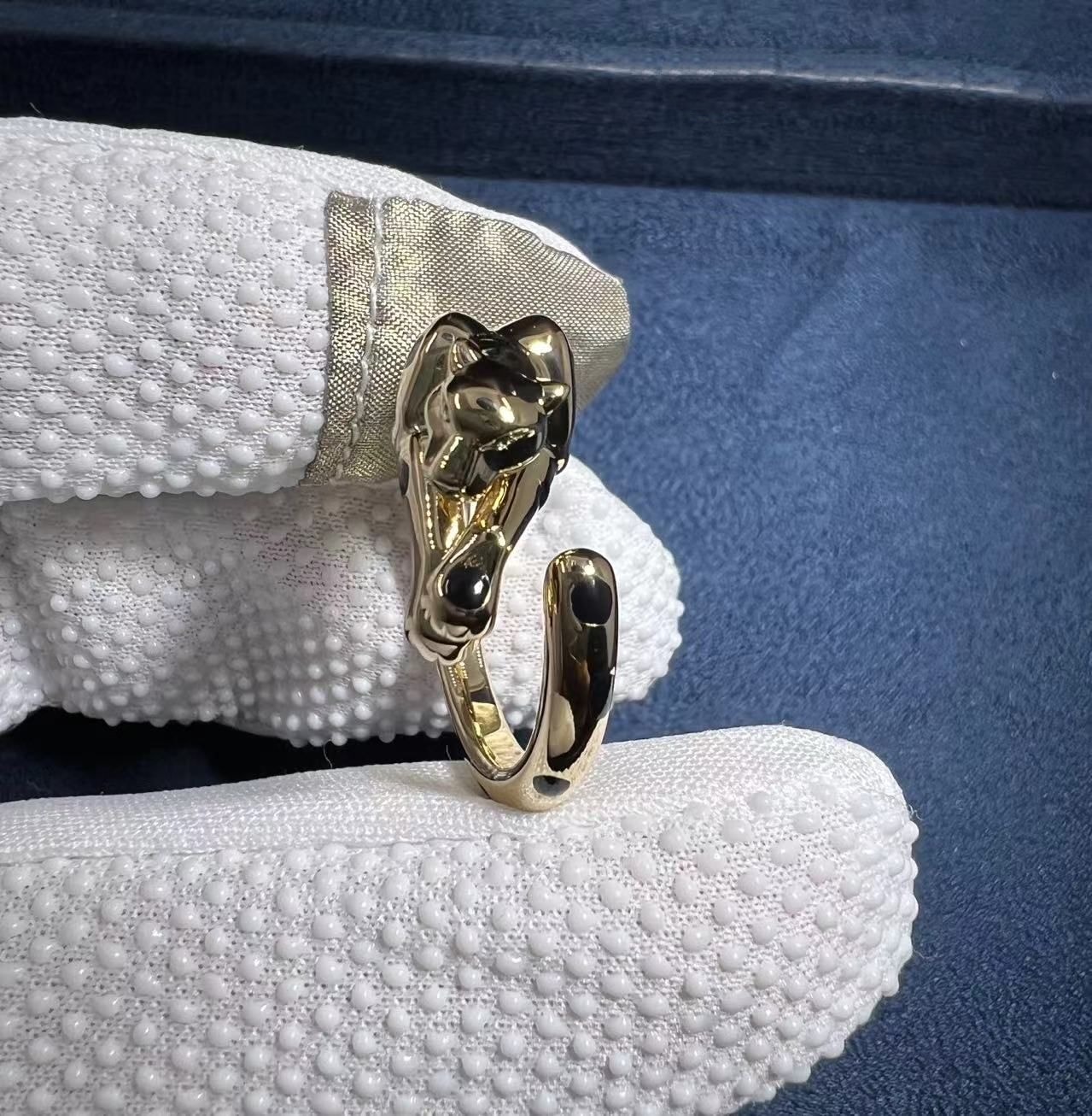 cartier panthere de cartier 18k yellow gold onyx black lacquer tsavorite garnets ring b4221600