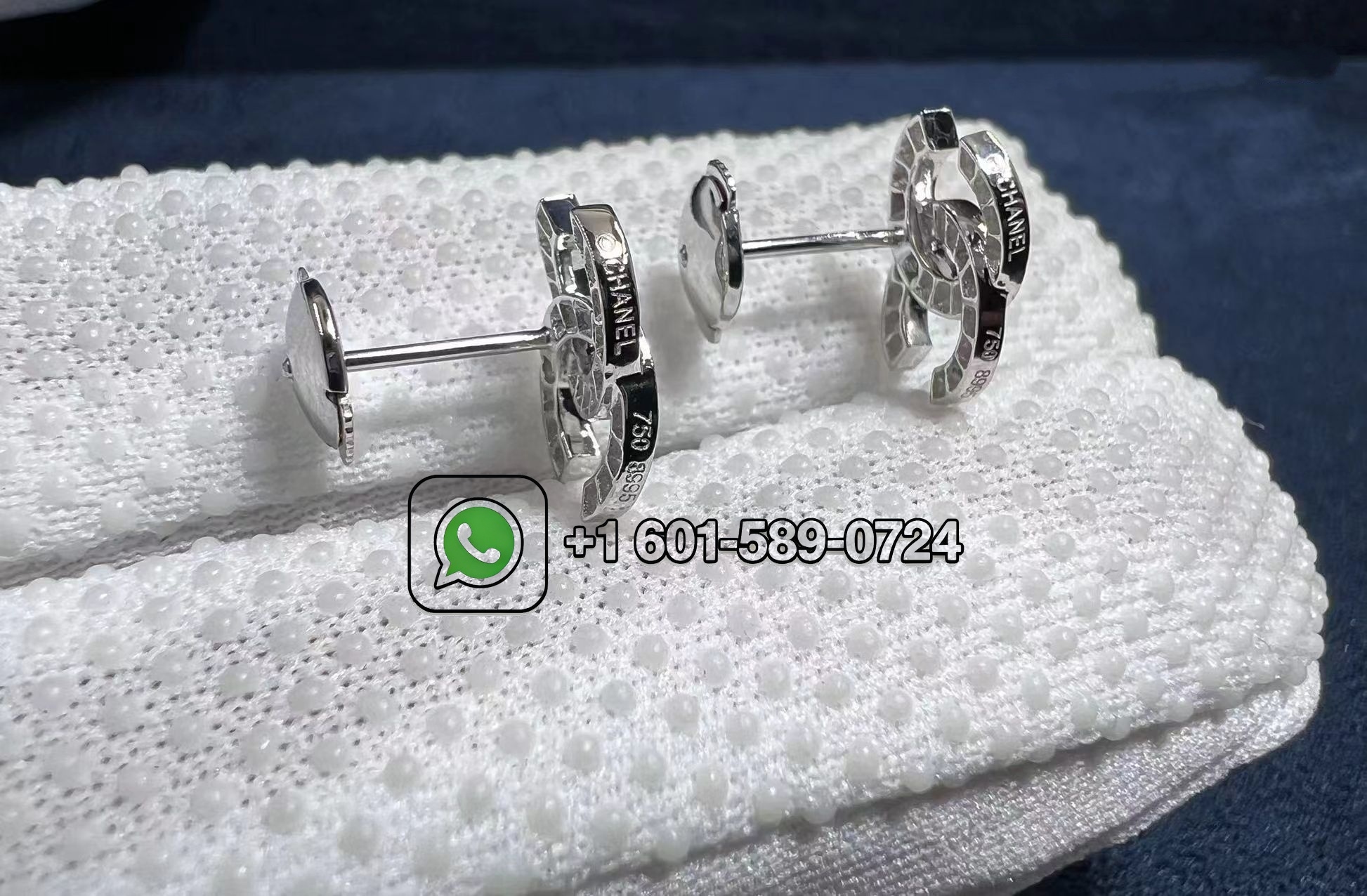 chanel cc logo small version 18k white gold diamond earrings 3