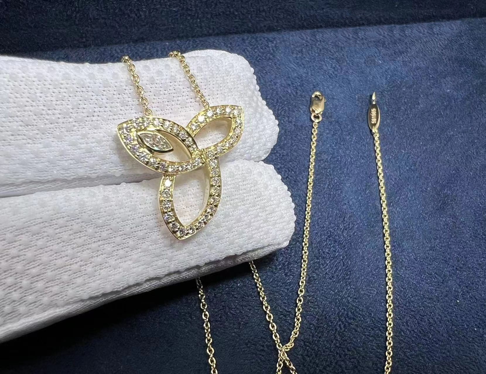 harry winston lily cluster 18k yellow gold diamond pendant necklace 4
