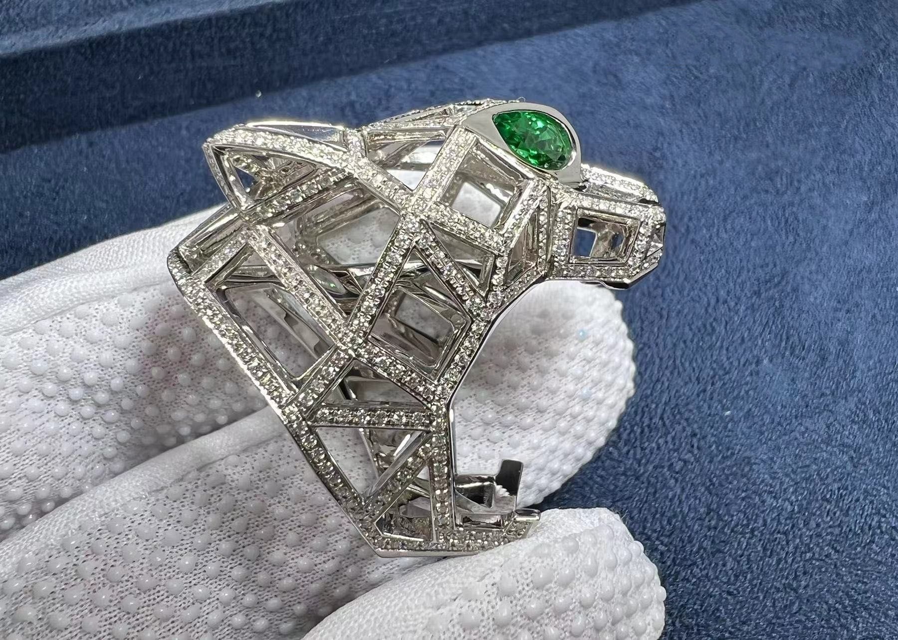 panthere de cartier 18k white gold emeralds onyx diamond pave ring n4722400 1