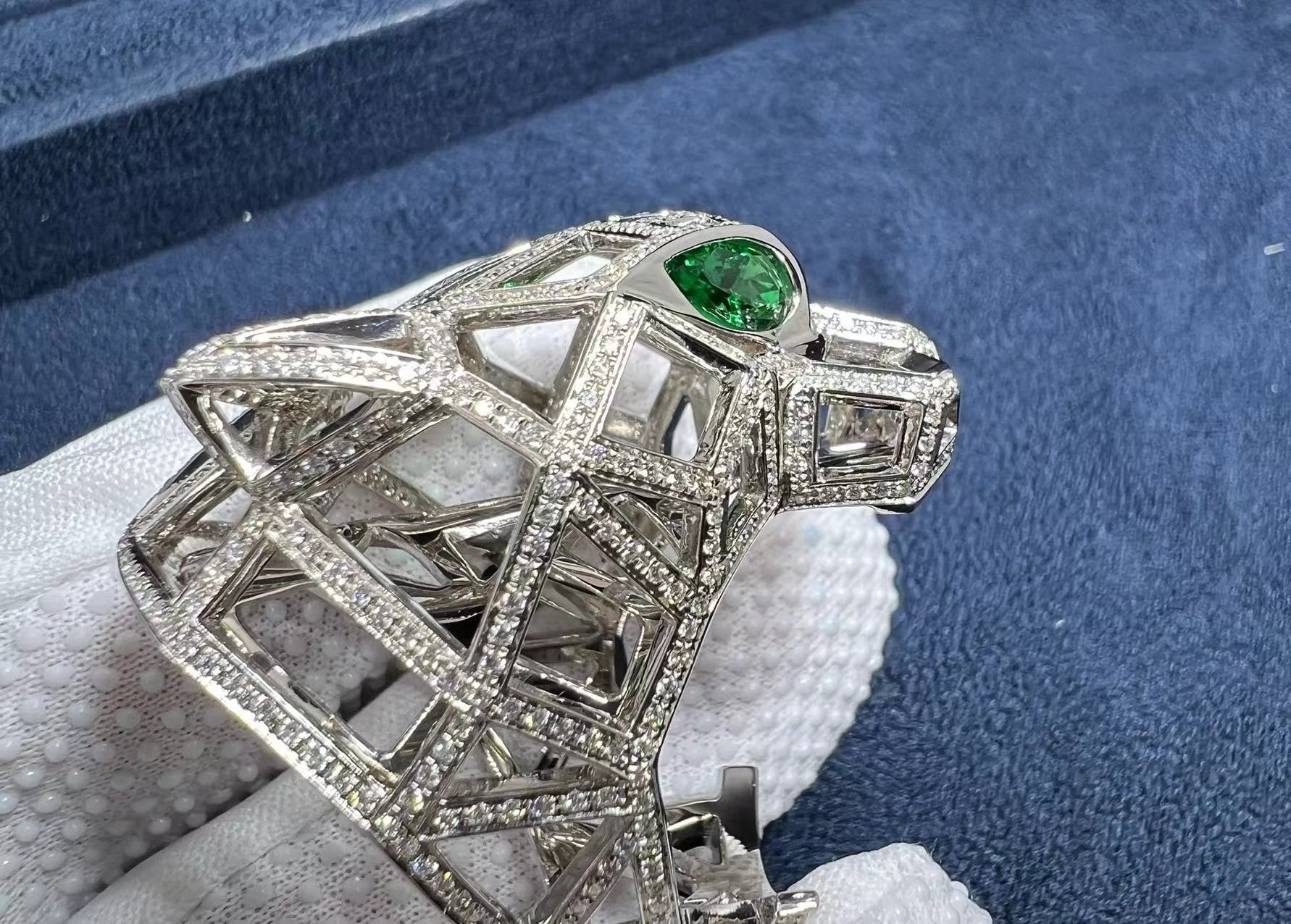 panthere de cartier 18k white gold emeralds onyx diamond pave ring n4722400 2