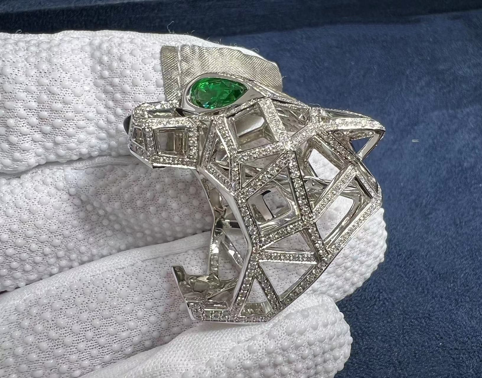 panthere de cartier 18k white gold emeralds onyx diamond pave ring n4722400 3