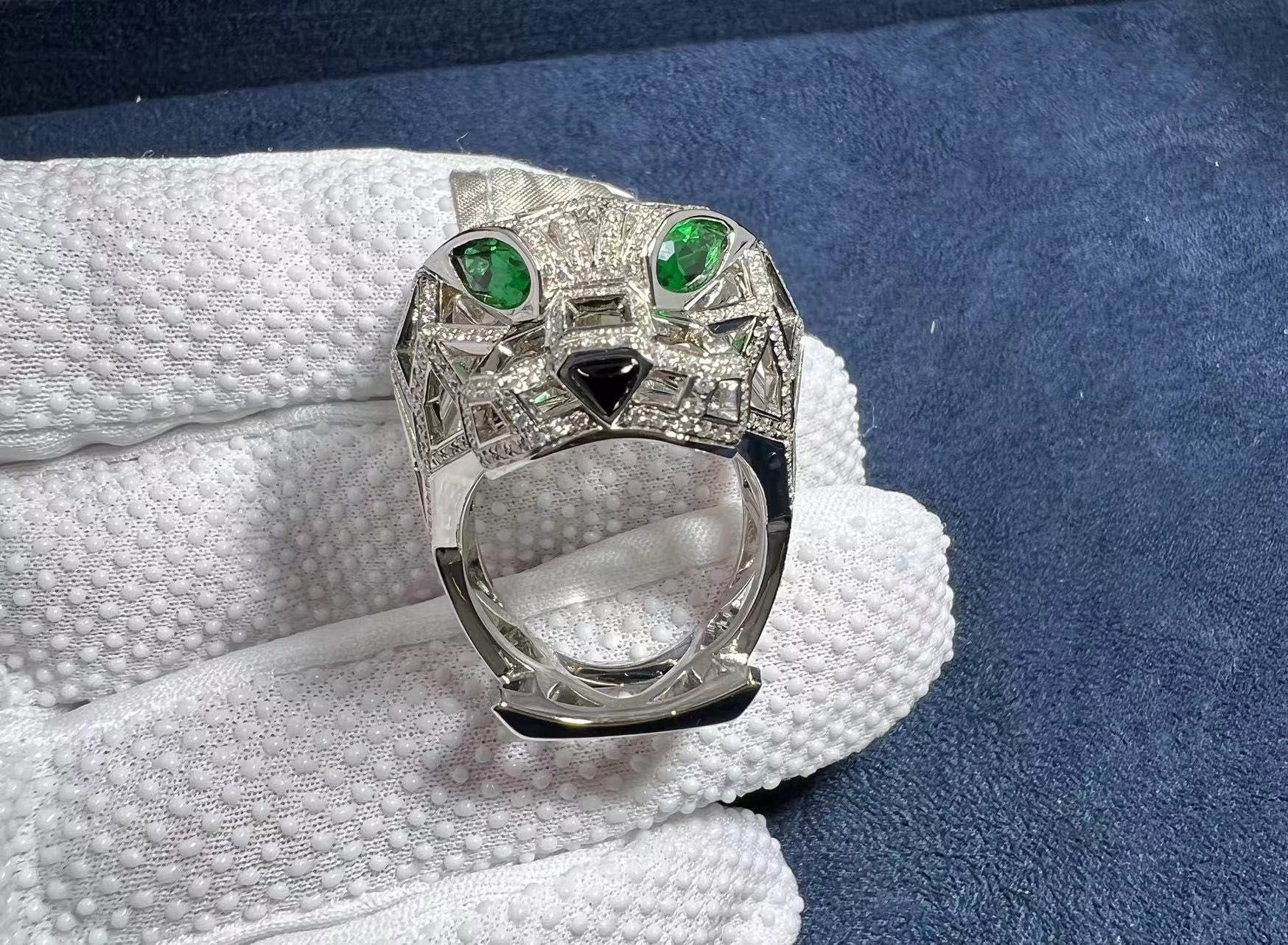 panthere de cartier 18k white gold emeralds onyx diamond pave ring n4722400 4