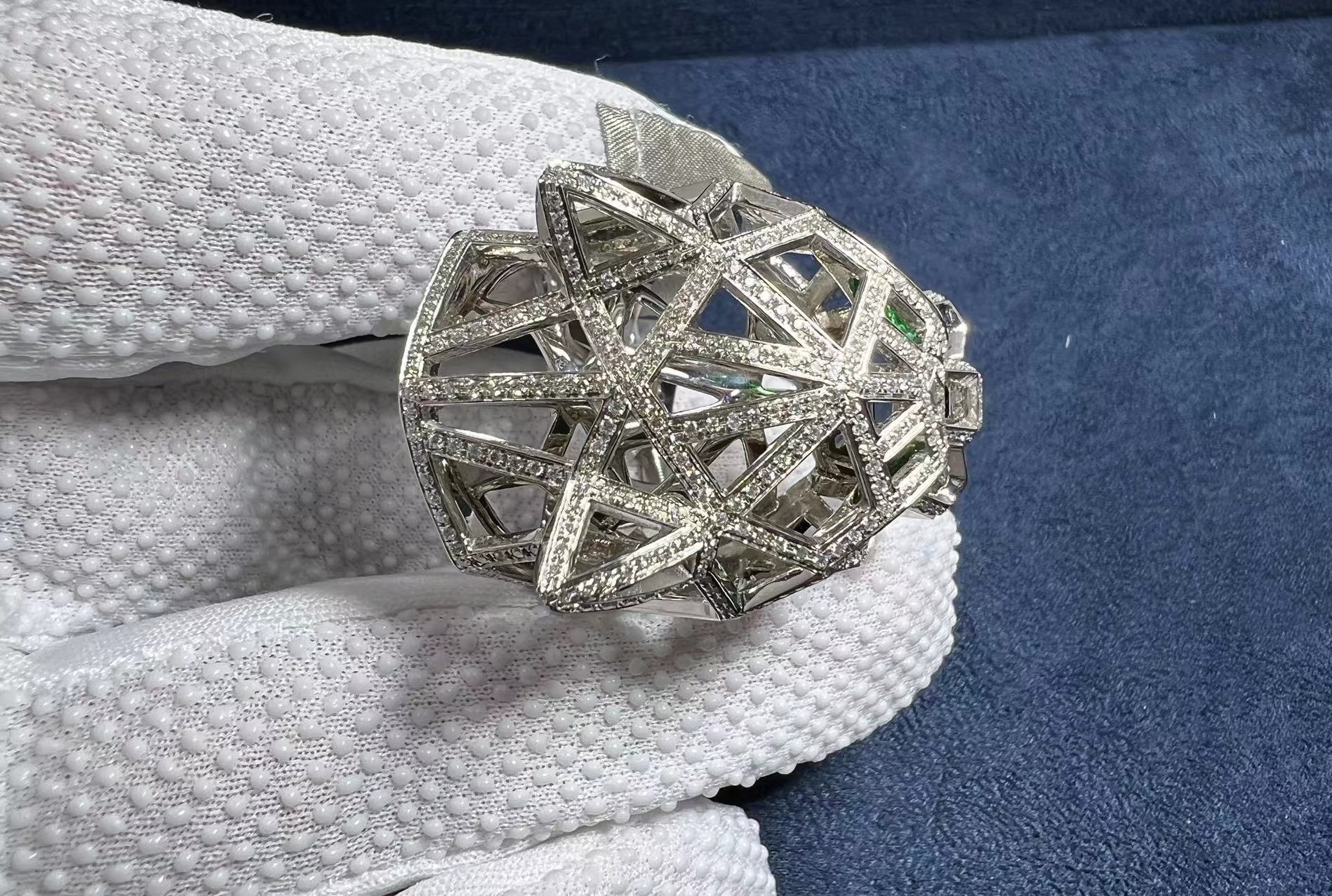 panthere de cartier 18k white gold emeralds onyx diamond pave ring n4722400 6