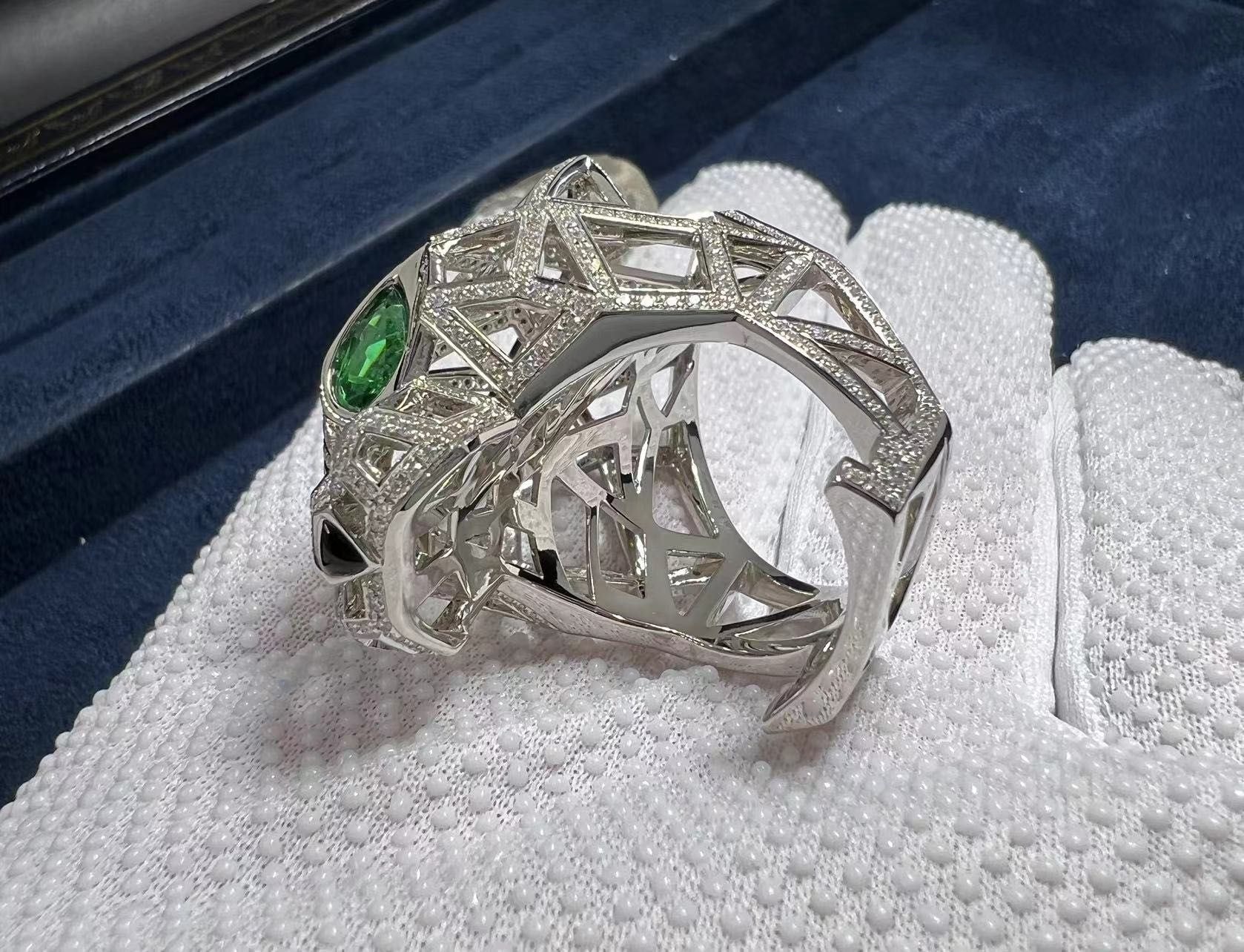 panthere de cartier 18k white gold emeralds onyx diamond pave ring n4722400 8
