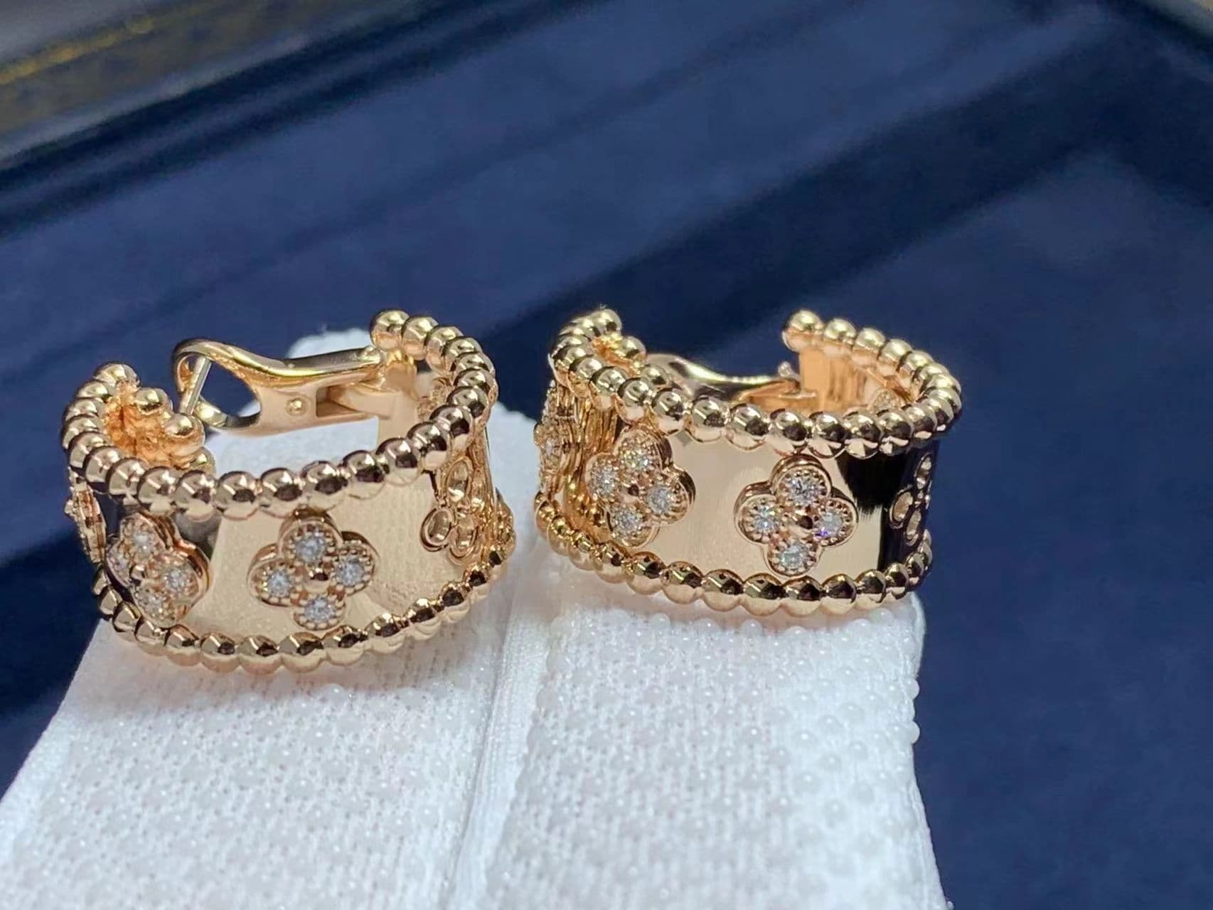 van cleef arpels 18k rose gold perlee clovers diamonds hoop earrings vcaro2mk00 1
