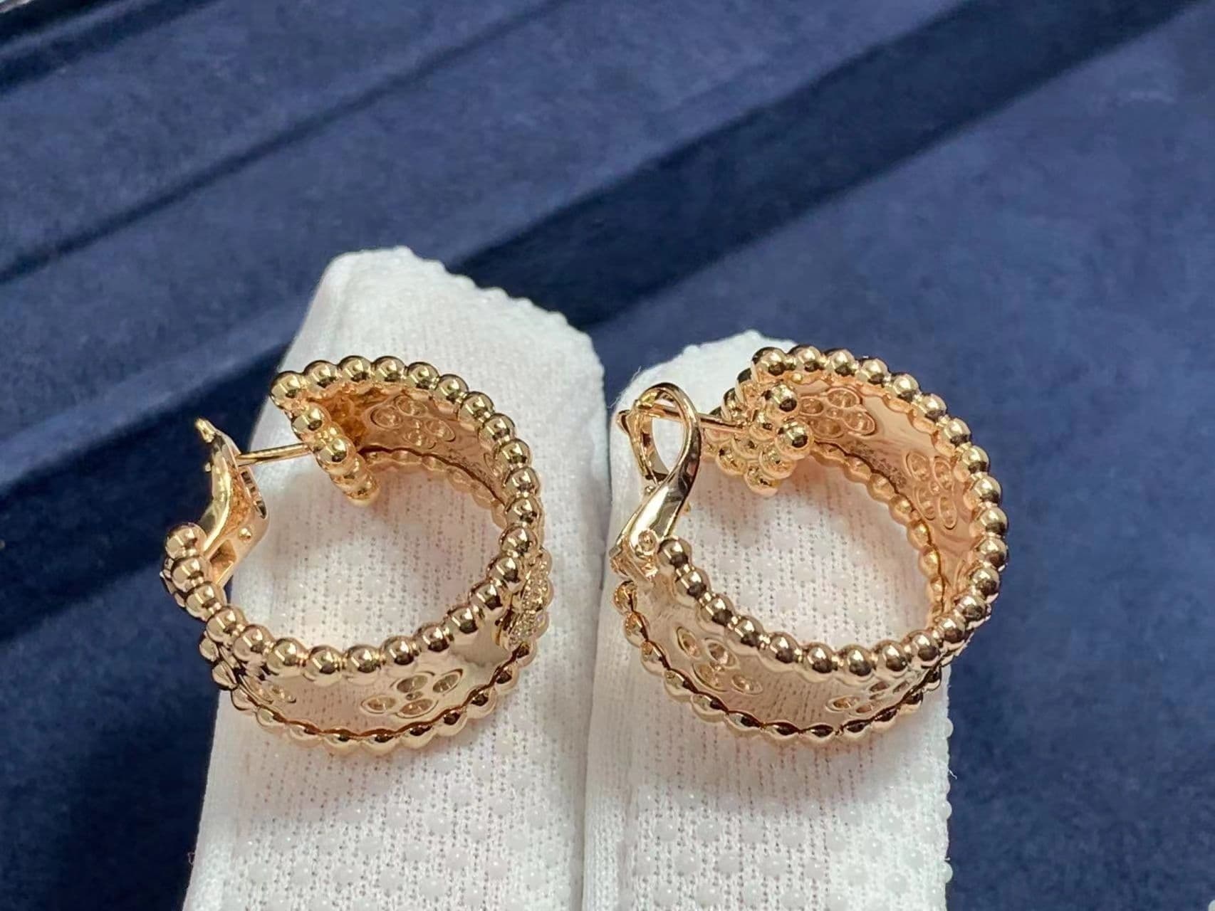 van cleef arpels 18k rose gold perlee clovers diamonds hoop earrings vcaro2mk00 2