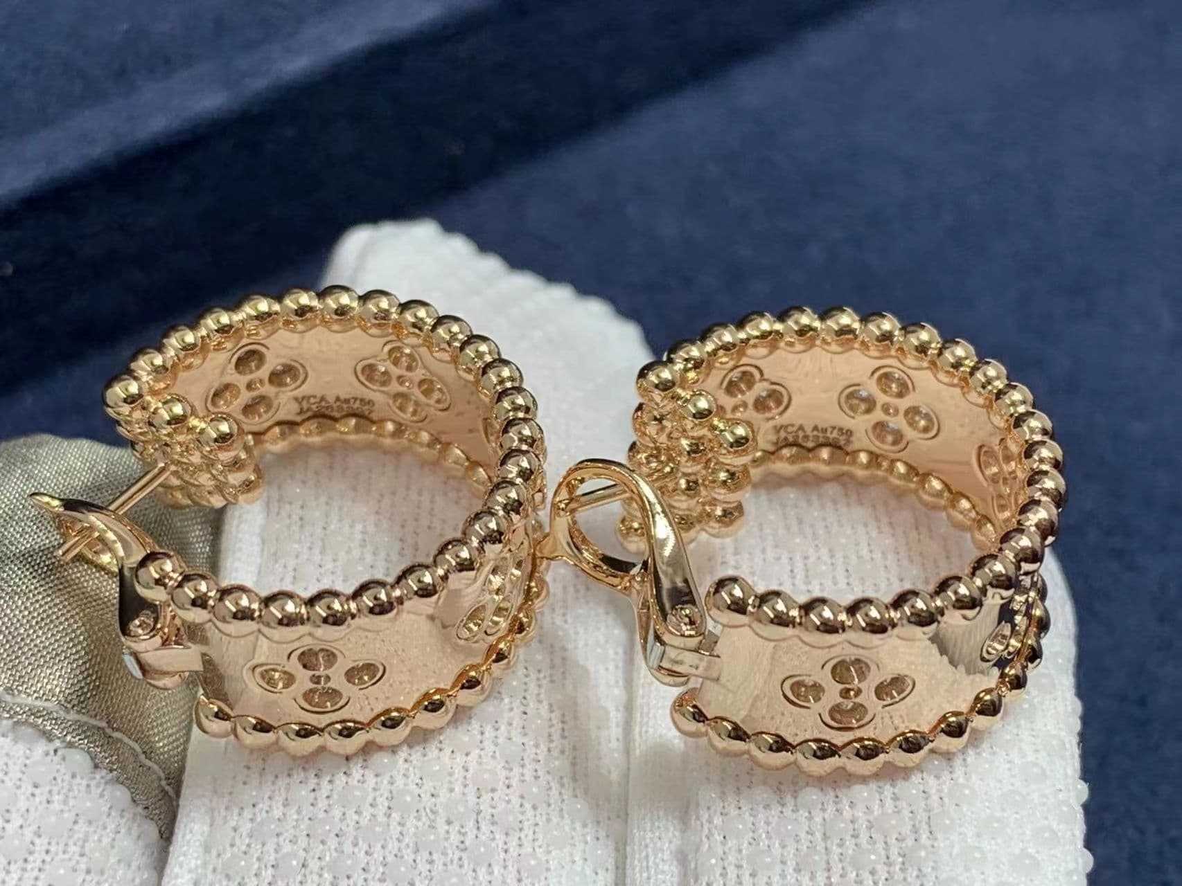 van cleef arpels 18k rose gold perlee clovers diamonds hoop earrings vcaro2mk00 3