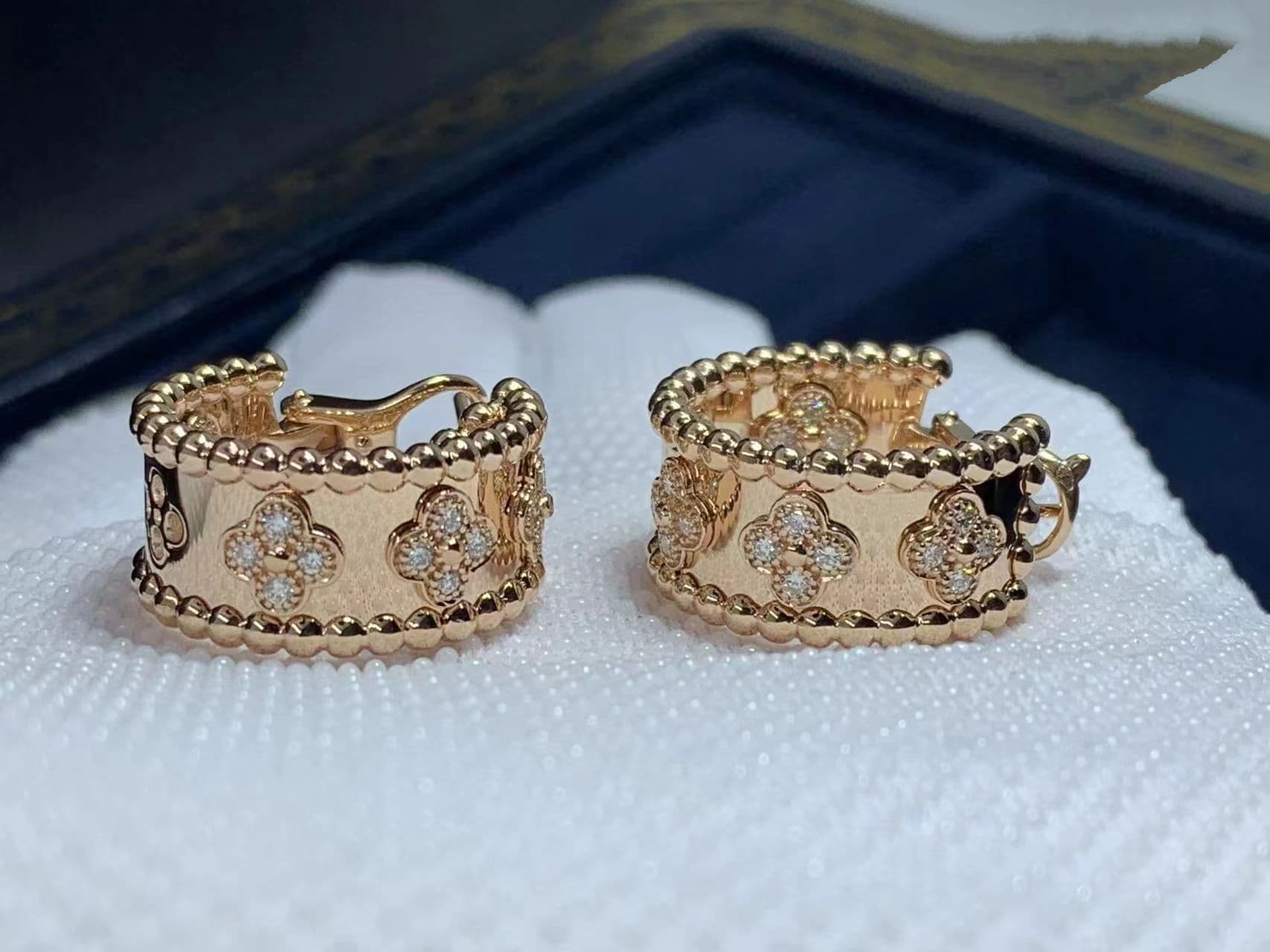 van cleef arpels 18k rose gold perlee clovers diamonds hoop earrings vcaro2mk00 4