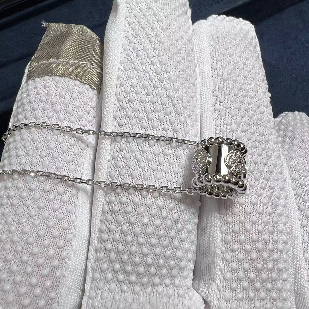 van cleef arpels 18k white gold perlee clovers diamond necklace pendant vcaro2ef00