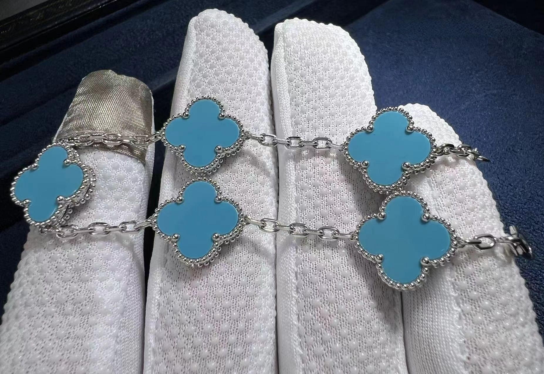 van cleef arpels 18k white gold and turquoise 5 motifs alhambra vintage bracelet 4