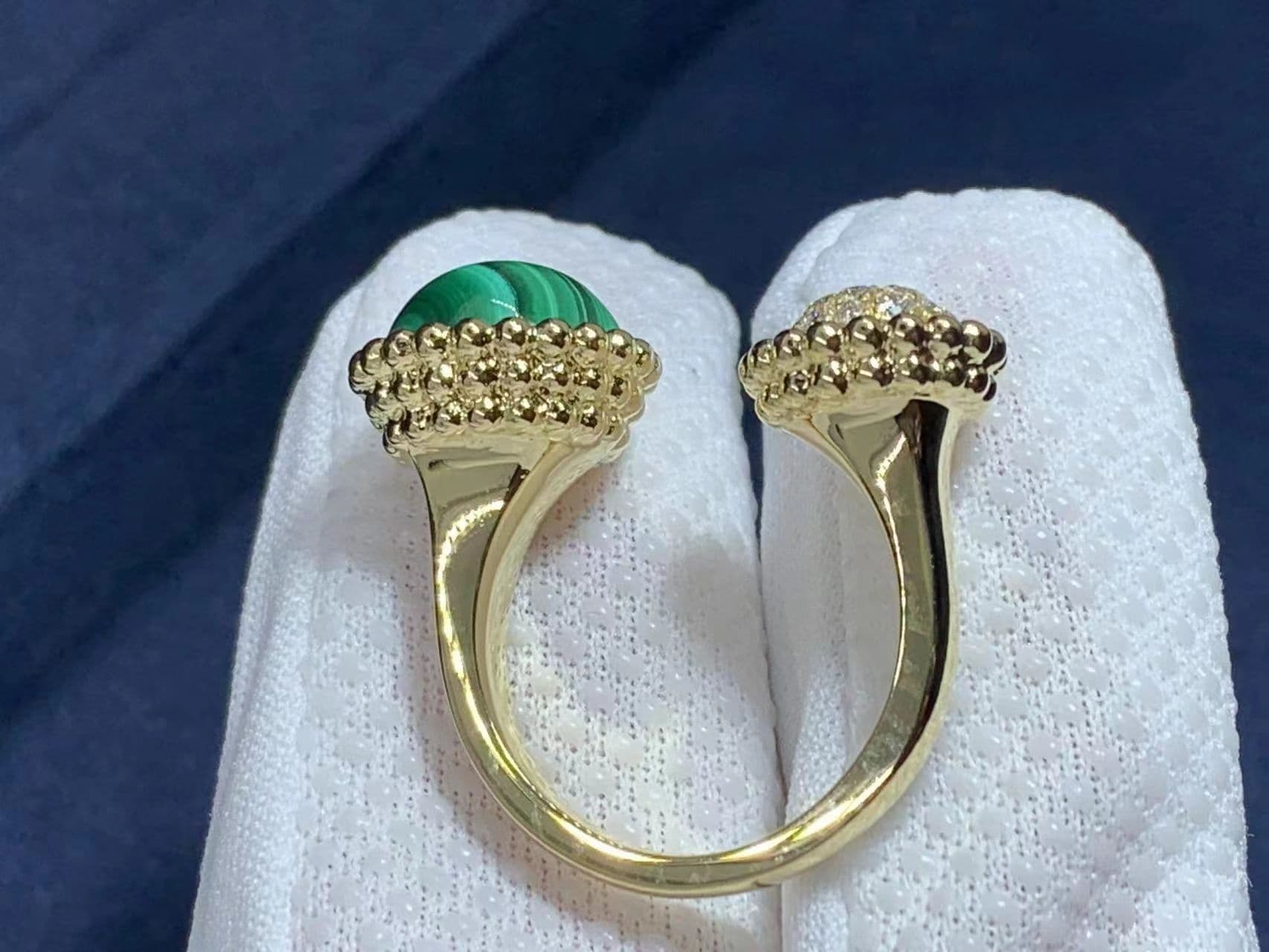 van cleef arpels 18k yellow gold diamond malachite perlee couleurs between the finger ring vcaro9su00 1