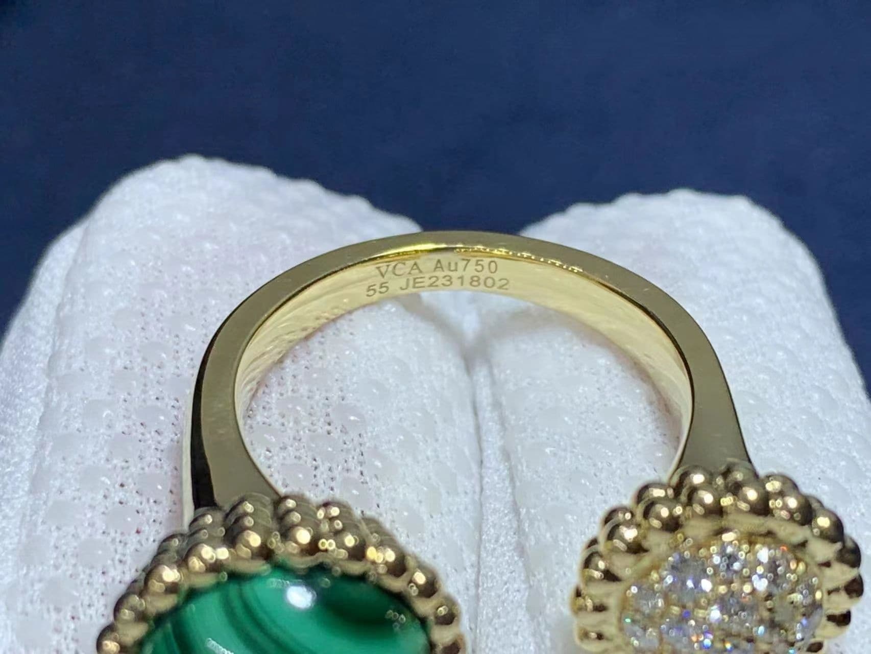 van cleef arpels 18k yellow gold diamond malachite perlee couleurs between the finger ring vcaro9su00 2