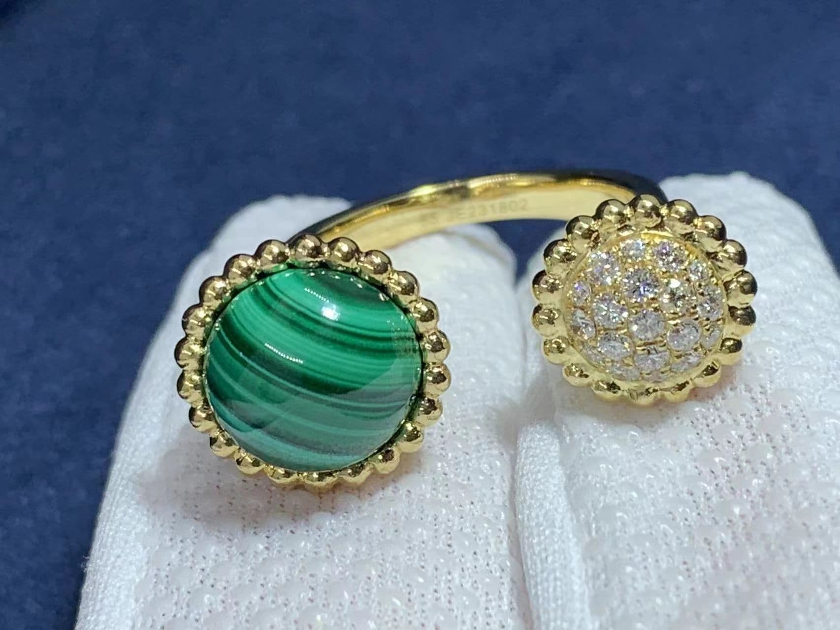 van cleef arpels 18k yellow gold diamond malachite perlee couleurs between the finger ring vcaro9su00 3