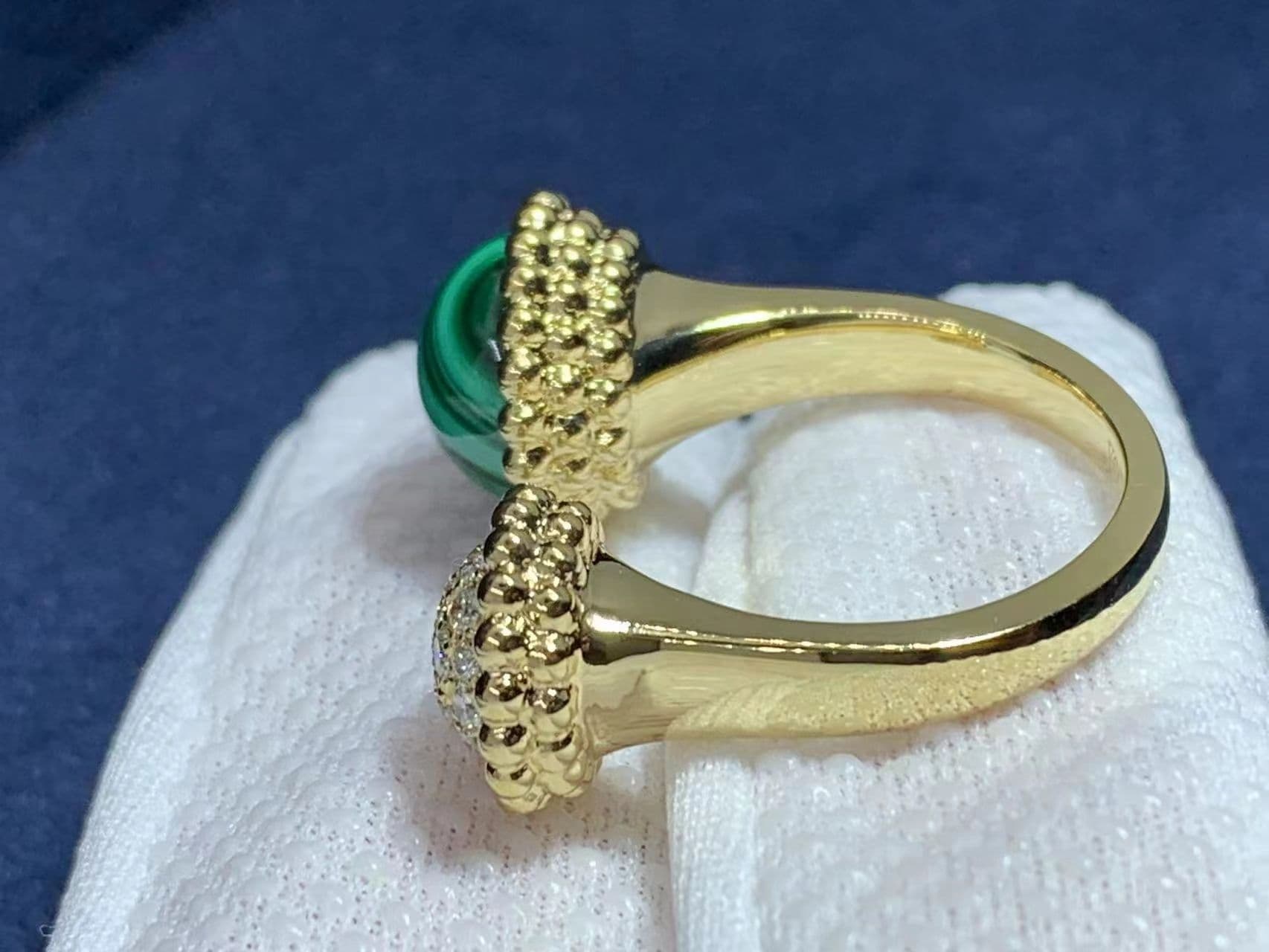 van cleef arpels 18k yellow gold diamond malachite perlee couleurs between the finger ring vcaro9su00 4